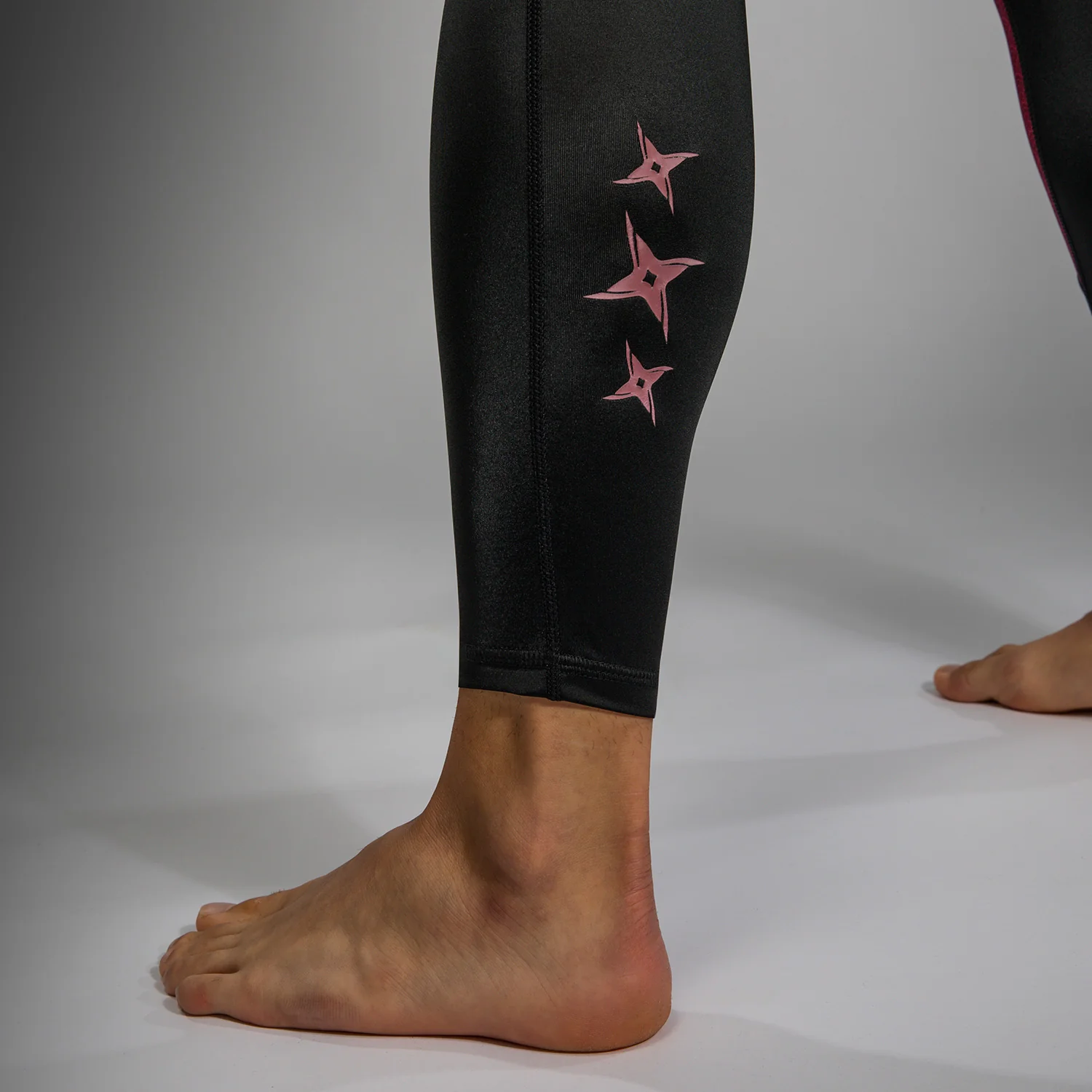 Venum x Assassin’s Creed Shadows Mallas para Hombre - Burdeos/Negro. - Image 7