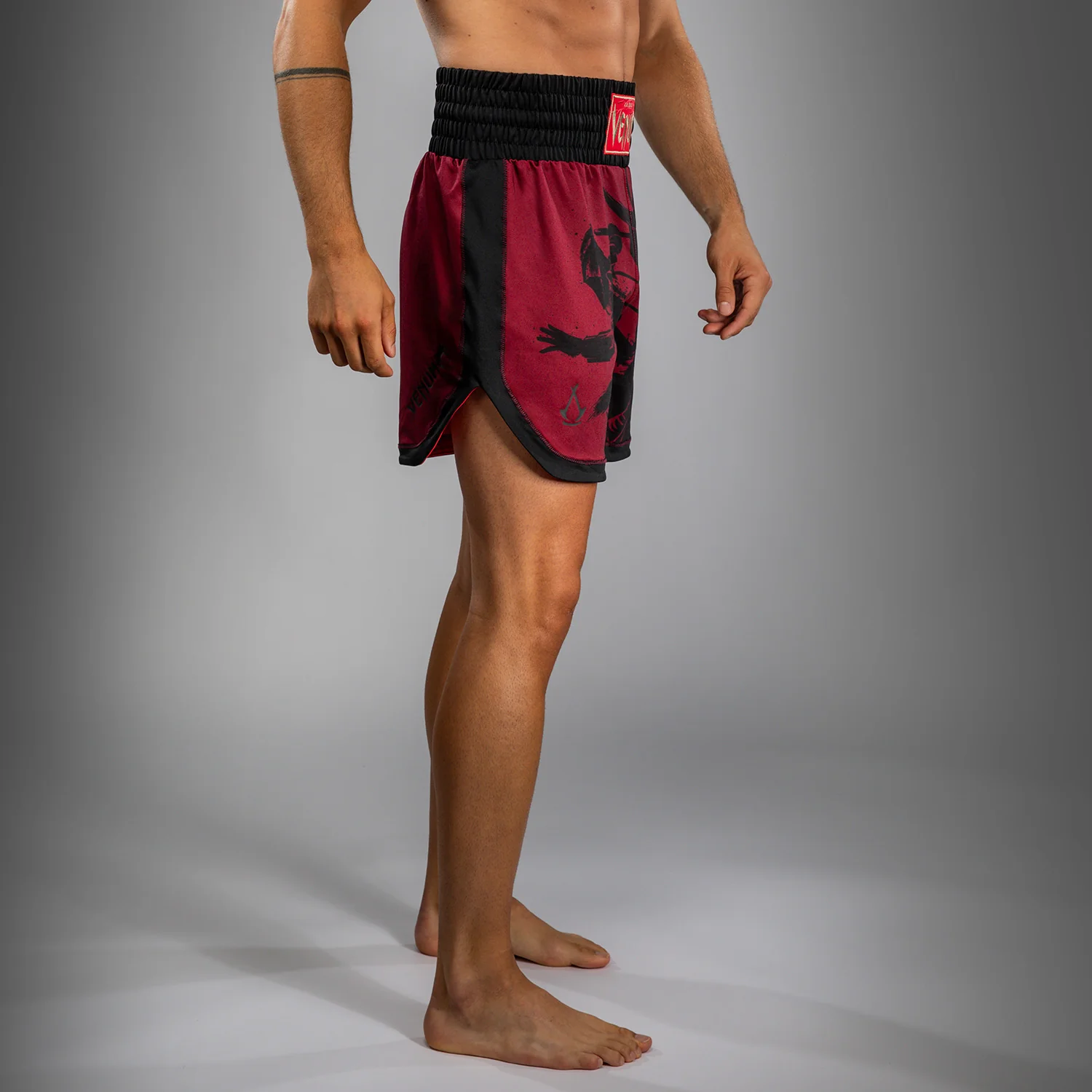 Venum x Assassin’s Creed Shadows Pantalones de Boxeo para Hombre - Burdeos/Negro - Image 2