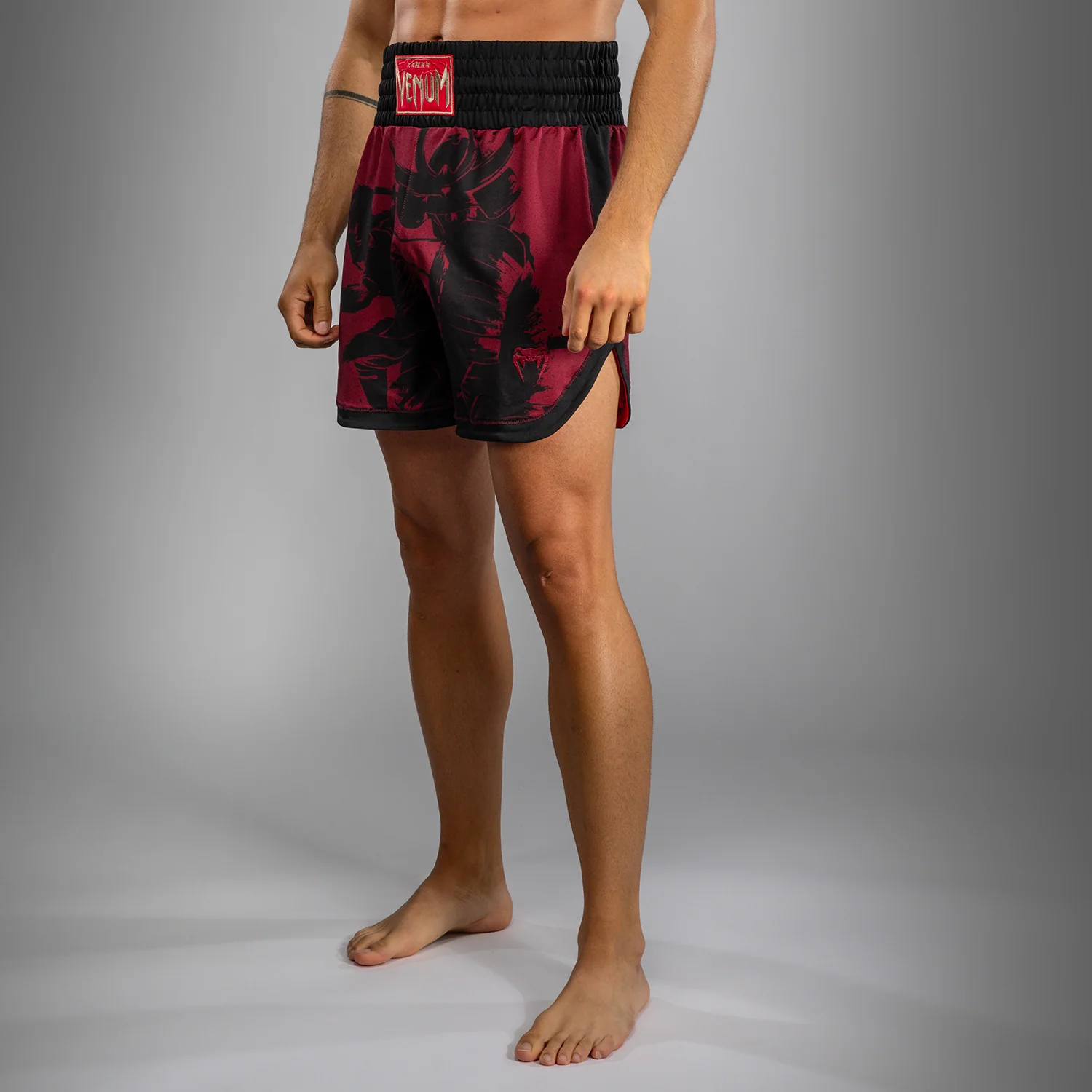 Venum x Assassin’s Creed Shadows Pantalones de Boxeo para Hombre - Burdeos/Negro - Image 4
