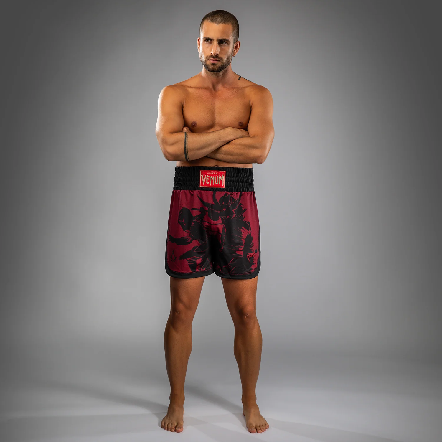 Venum x Assassin’s Creed Shadows Pantalones de Boxeo para Hombre - Burdeos/Negro - Image 5