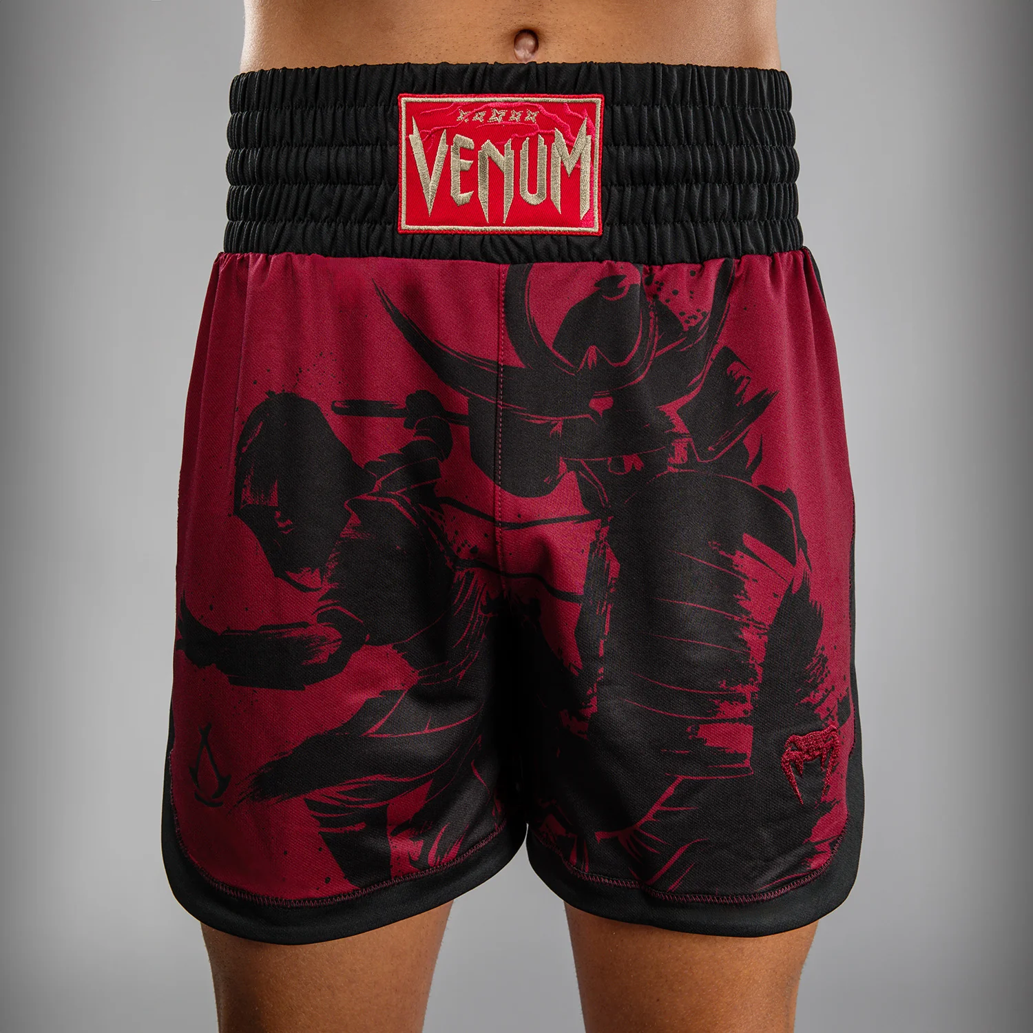 Venum x Assassin’s Creed Shadows Pantalones de Boxeo para Hombre - Burdeos/Negro - Image 6