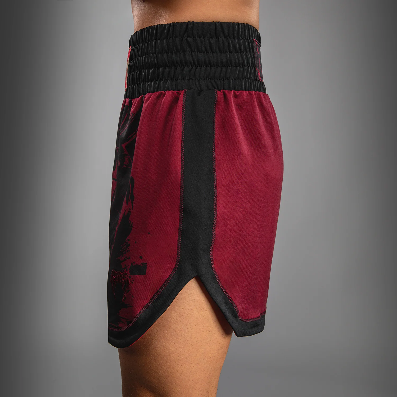Venum x Assassin’s Creed Shadows Pantalones de Boxeo para Hombre - Burdeos/Negro - Image 7