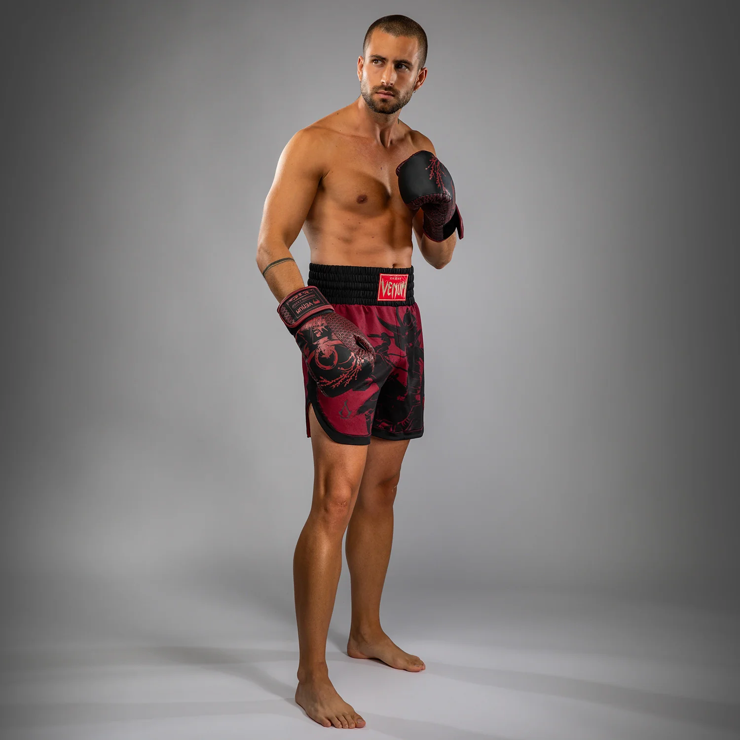 Venum x Assassin’s Creed Shadows Pantalones de Boxeo para Hombre - Burdeos/Negro - Image 8