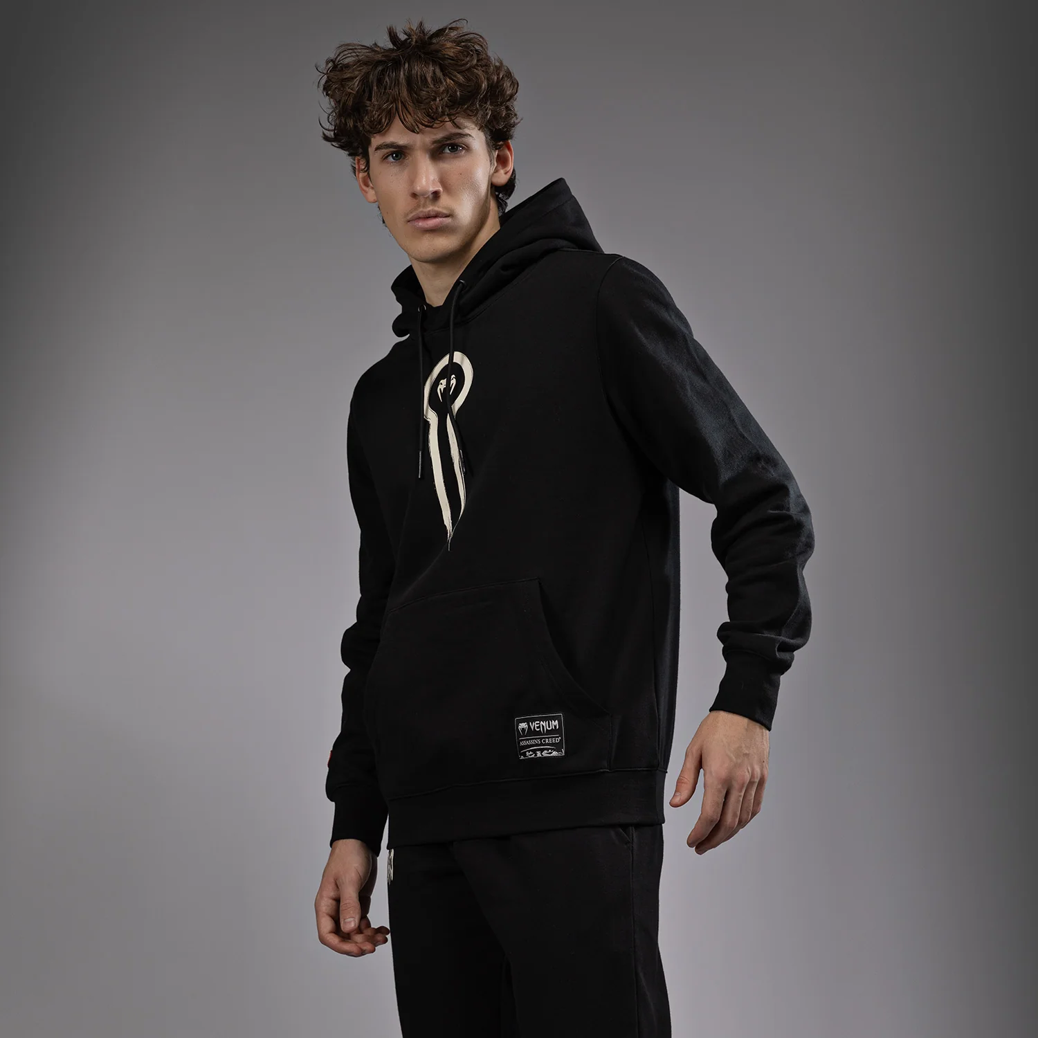 Venum x Assassin’s Creed Shadows Sudadera con capucha - Negra - Image 4