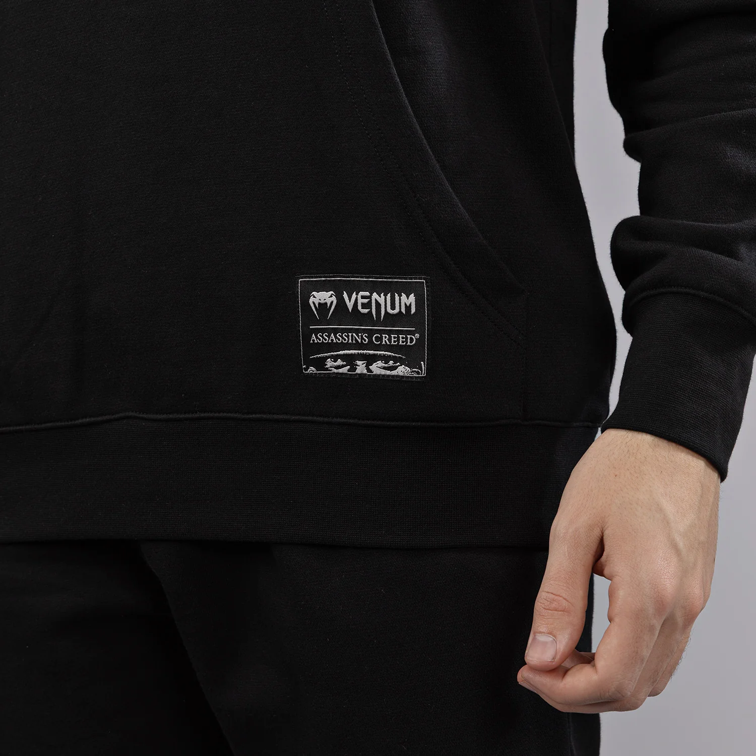 Venum x Assassin’s Creed Shadows Sudadera con capucha - Negra - Image 7