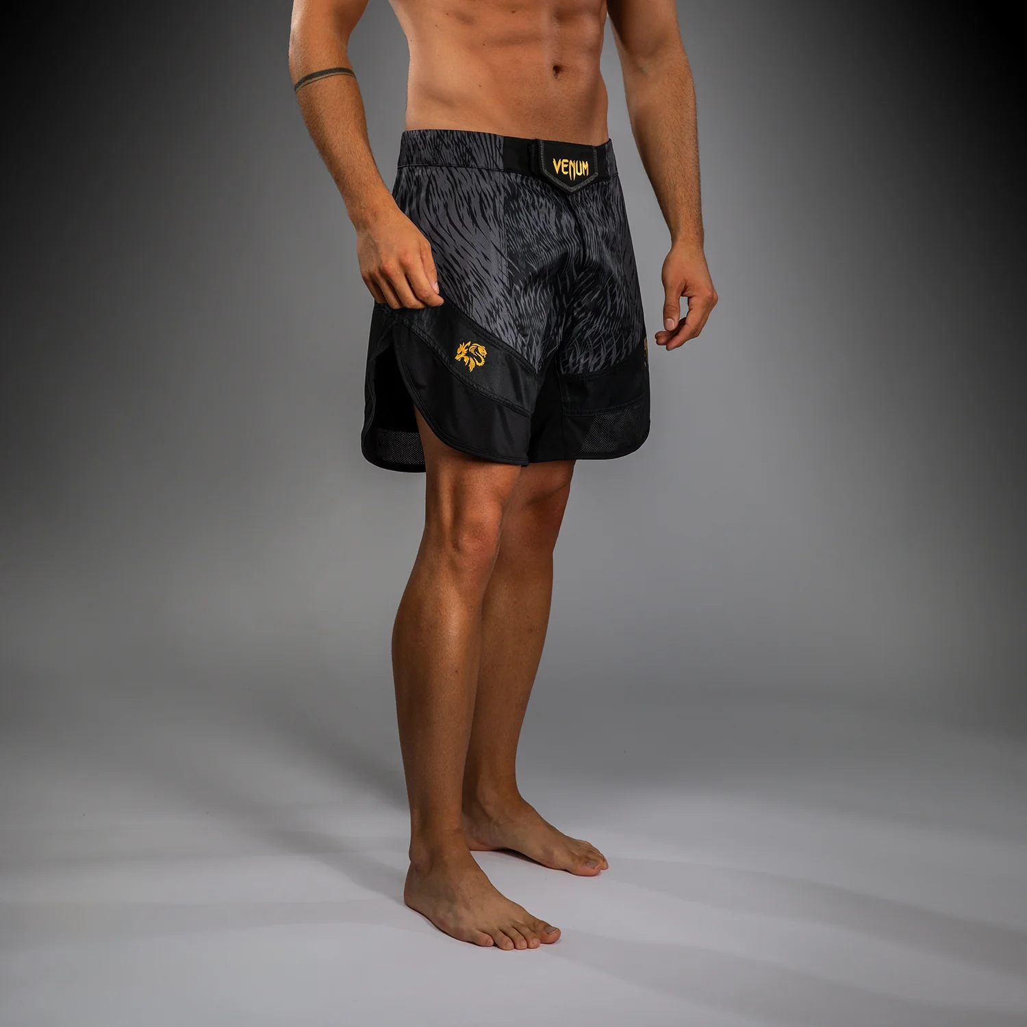 Venum x Chimaev Pantalones Cortos de Combate - Negro/Gris - Image 3