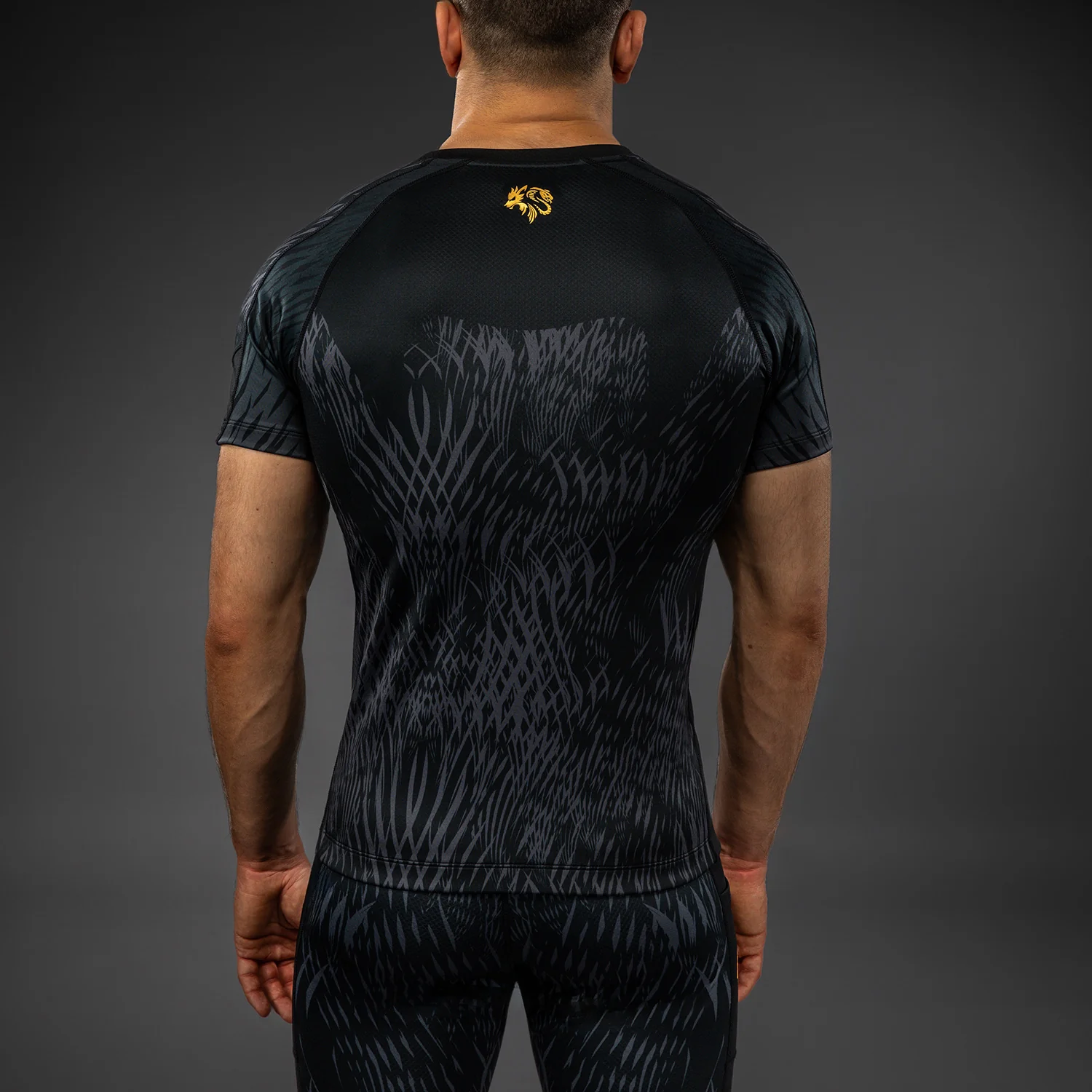 Venum x Chimaev Rashguard de Manga Corta - Negro/Gris - Image 3
