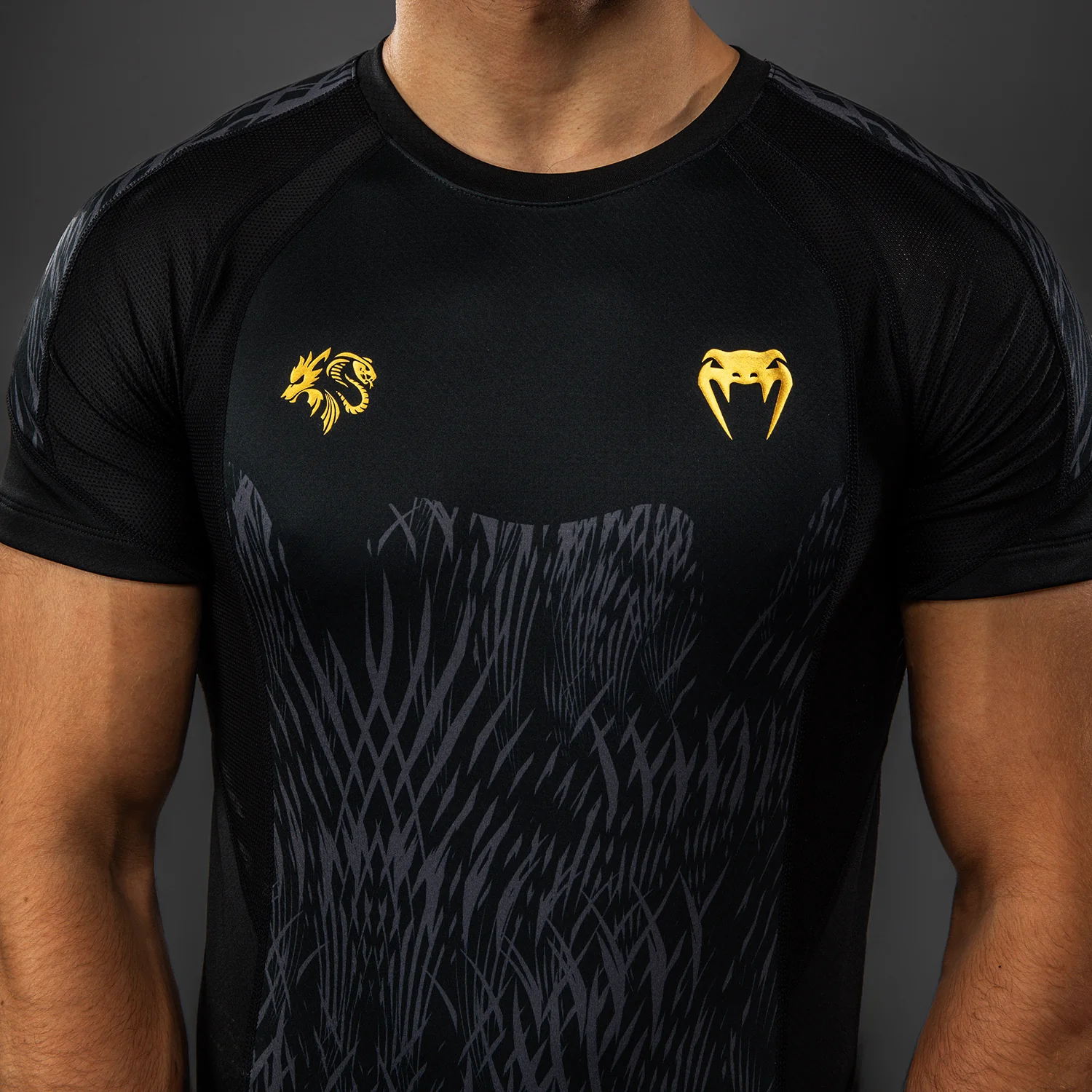 Venum x Chimaev Rashguard de Manga Corta - Negro/Gris - Image 4