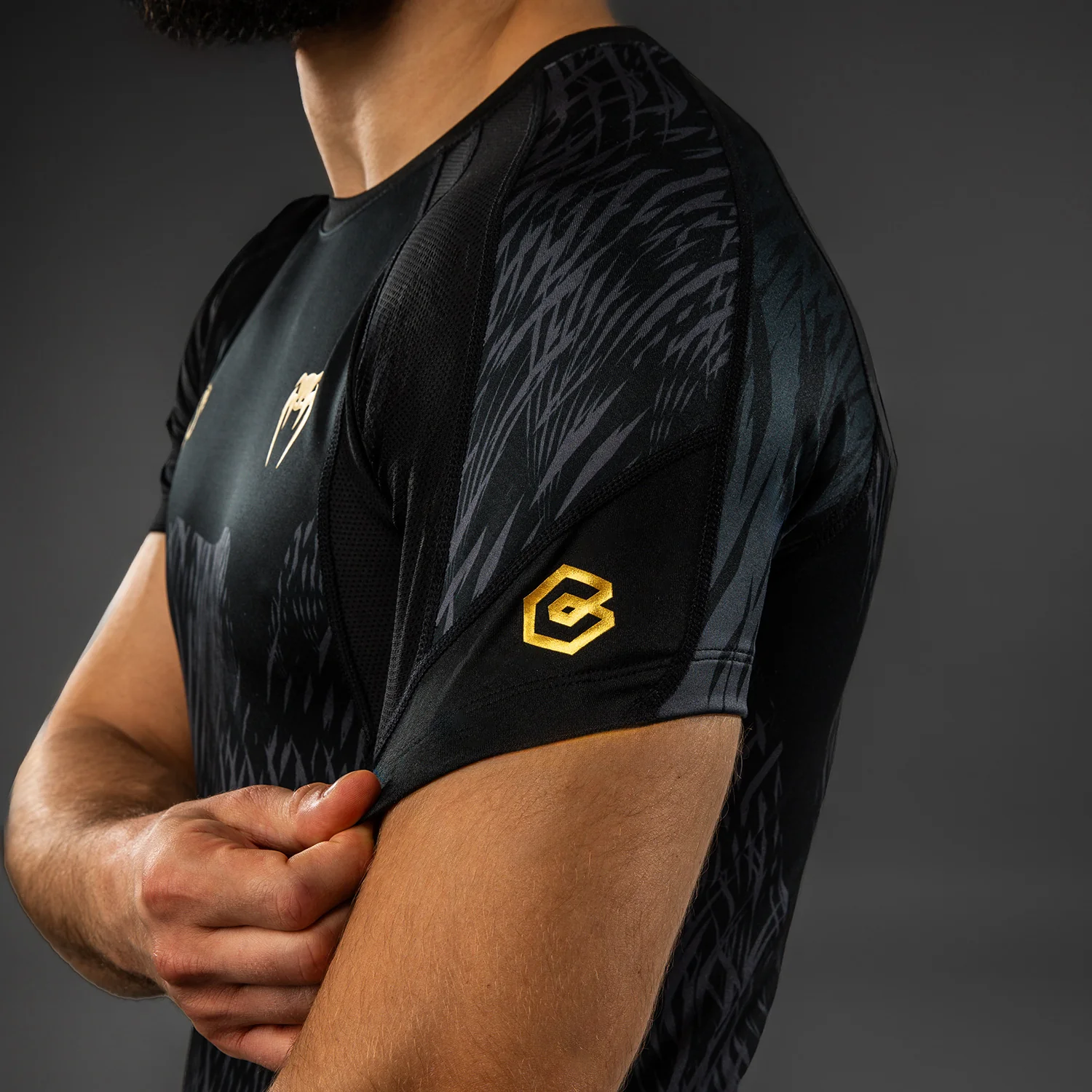 Venum x Chimaev Rashguard de Manga Corta - Negro/Gris - Image 5