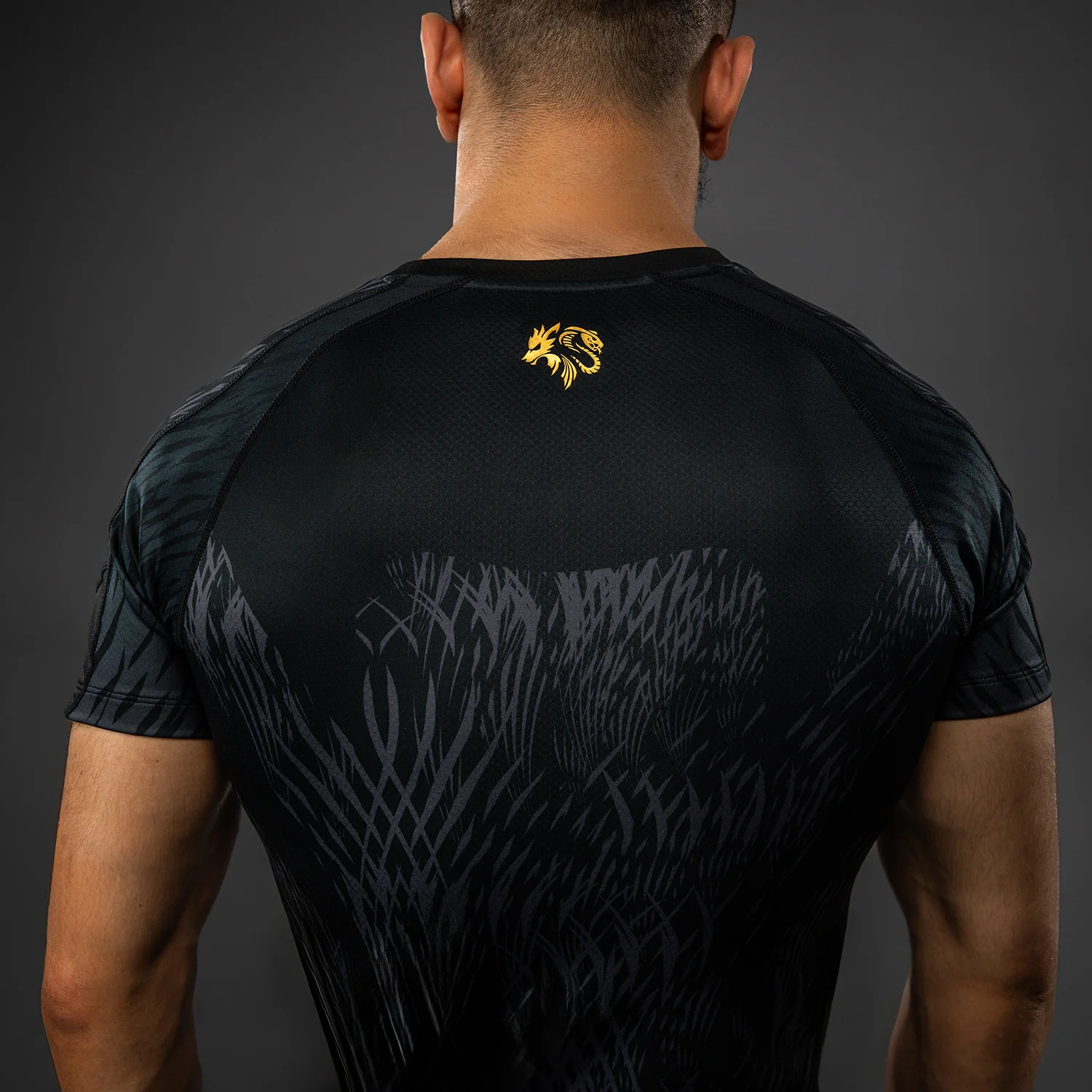 Venum x Chimaev Rashguard de Manga Corta - Negro/Gris - Image 6