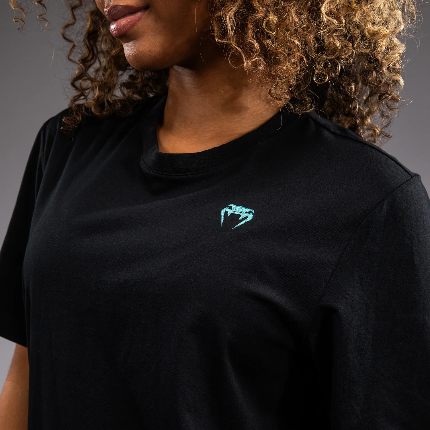 Venum x Demi Camiseta Oversized – Negra - Image 4