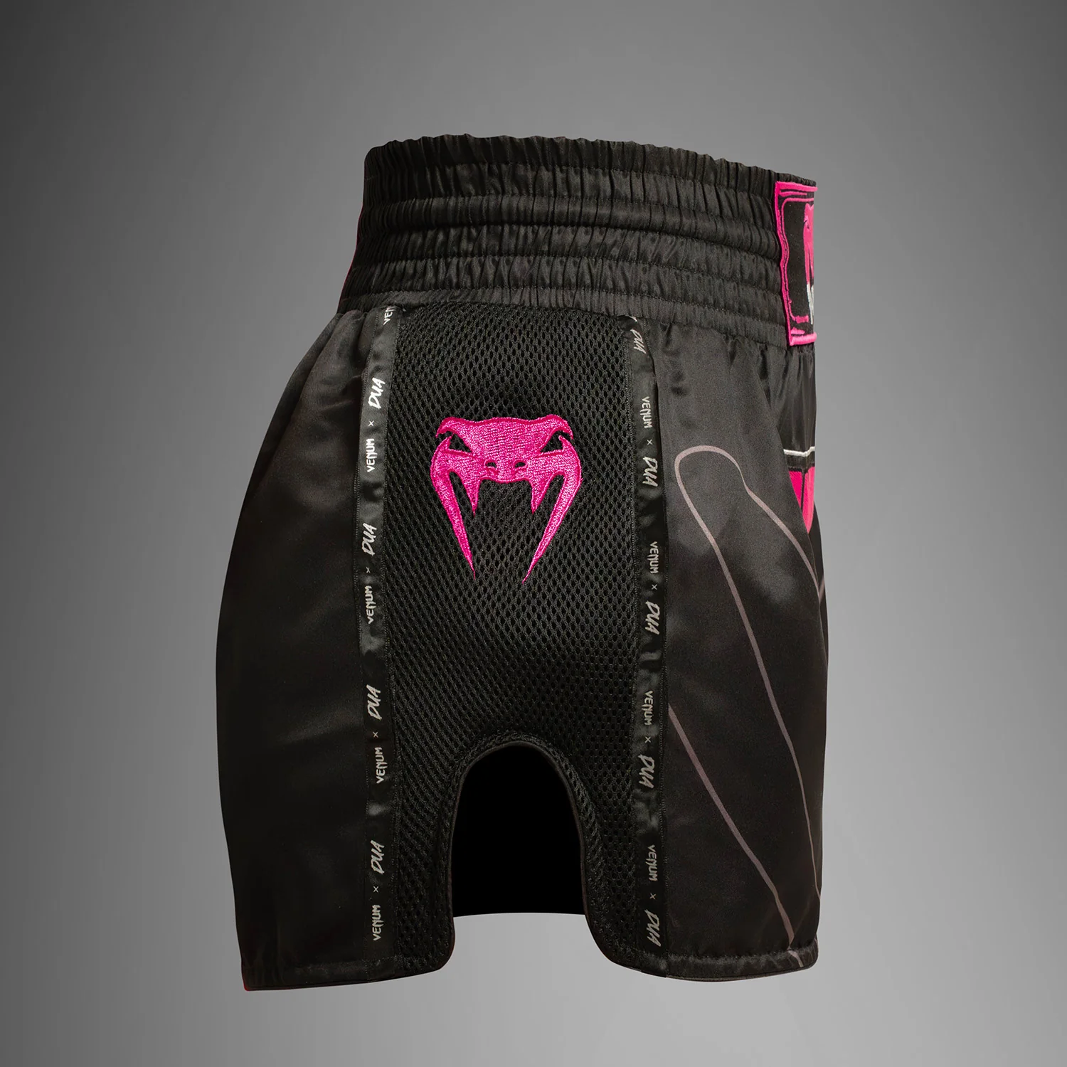 Venum x Dua Muay Thai Pantalones Cortos - Negro/Rosa Fucsia - Image 2