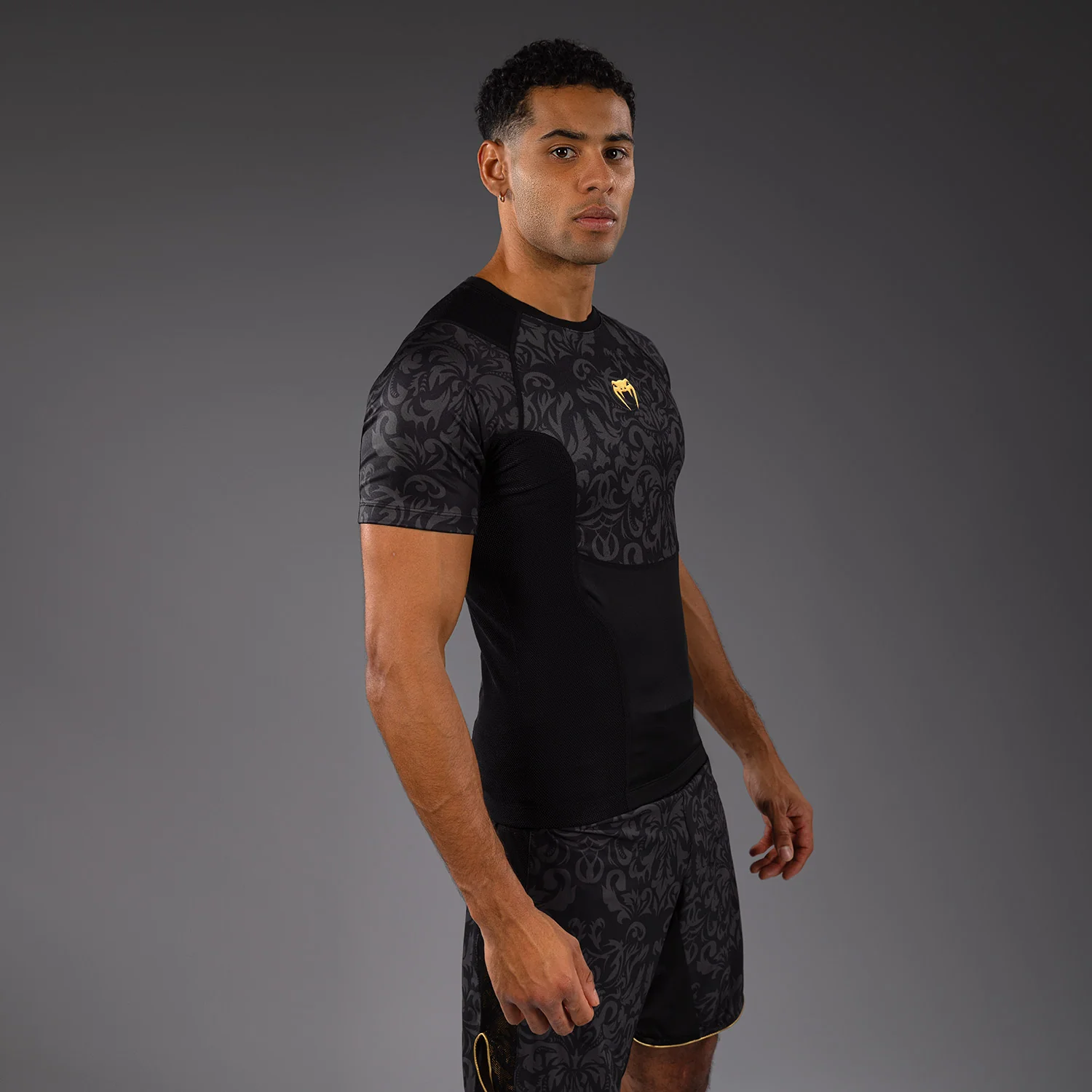 Venum x Topuria Unmatched Edition Camiseta de Manga Corta Rashguard - Negro/Dorado - Image 3
