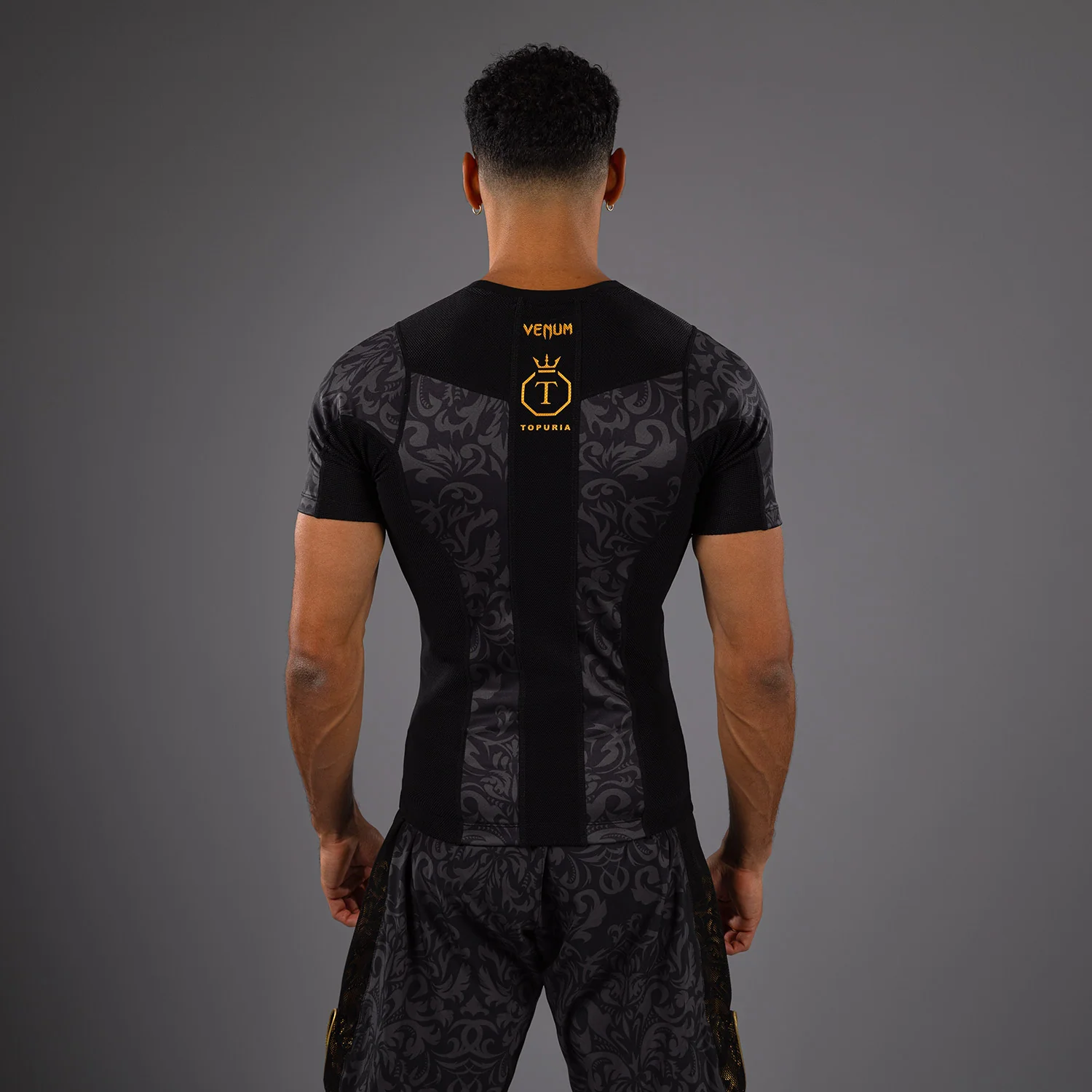 Venum x Topuria Unmatched Edition Camiseta de Manga Corta Rashguard - Negro/Dorado - Image 4