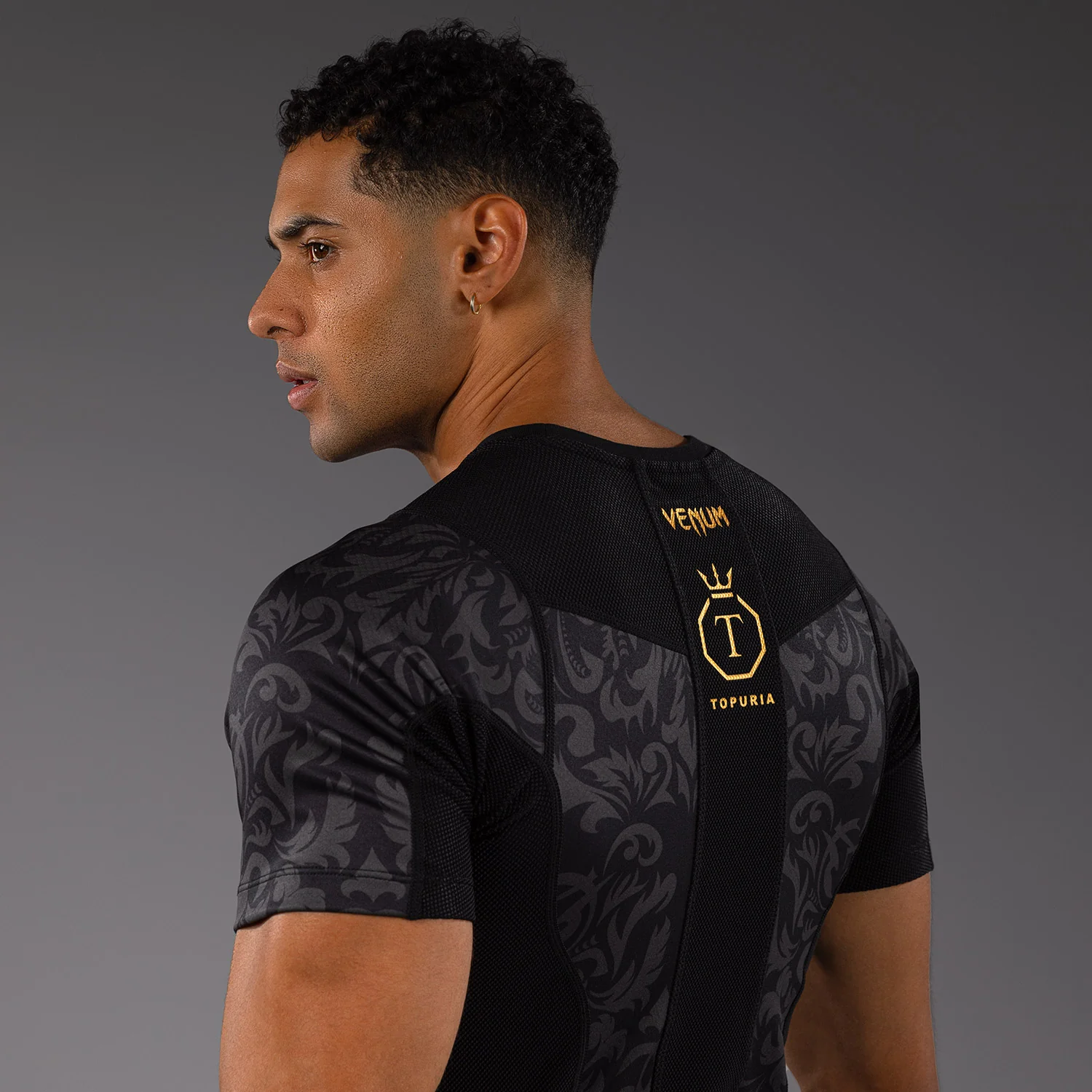 Venum x Topuria Unmatched Edition Camiseta de Manga Corta Rashguard - Negro/Dorado - Image 5