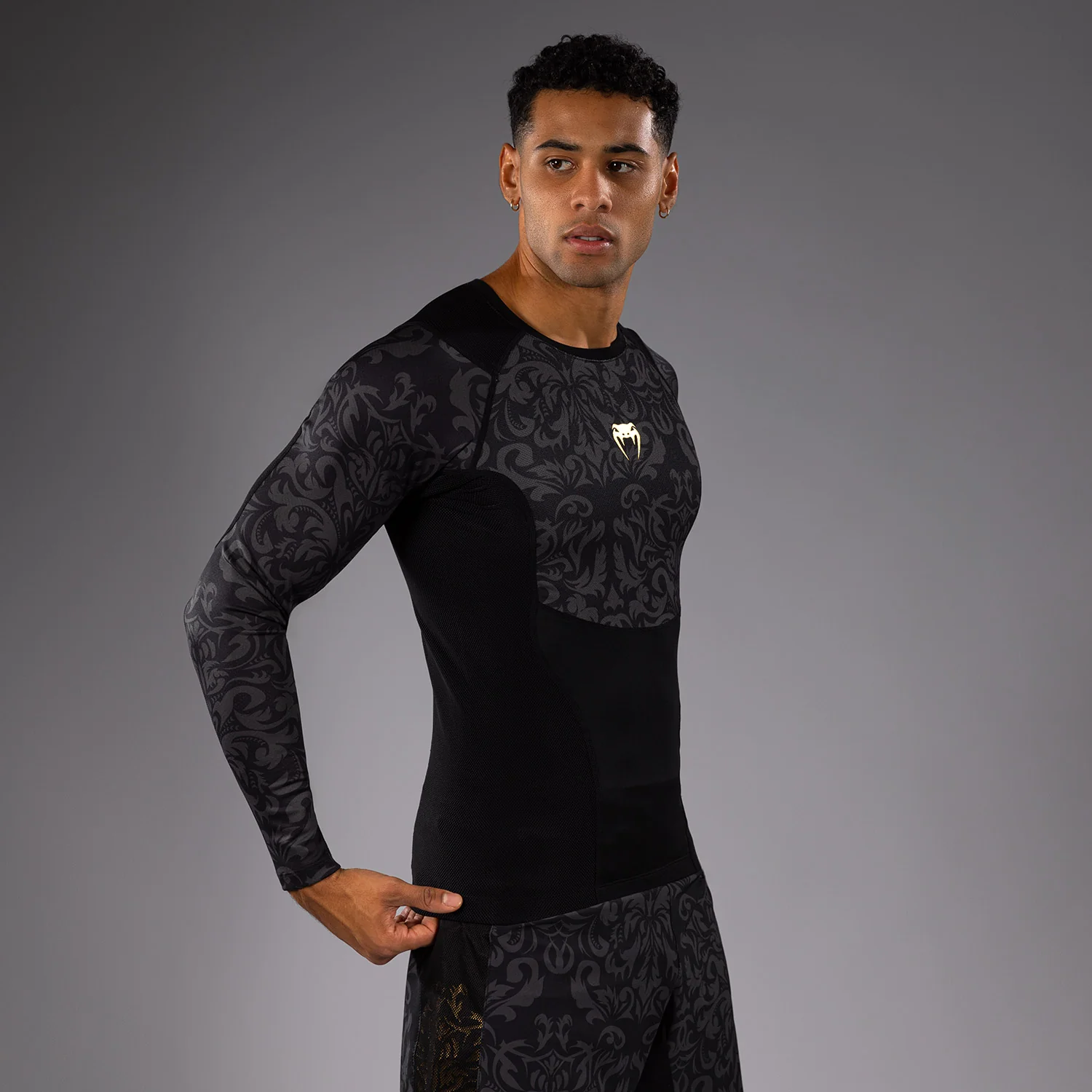 Venum x Topuria Unmatched Edition Camiseta de Manga Larga Rashguard - Negro/Dorado - Image 3
