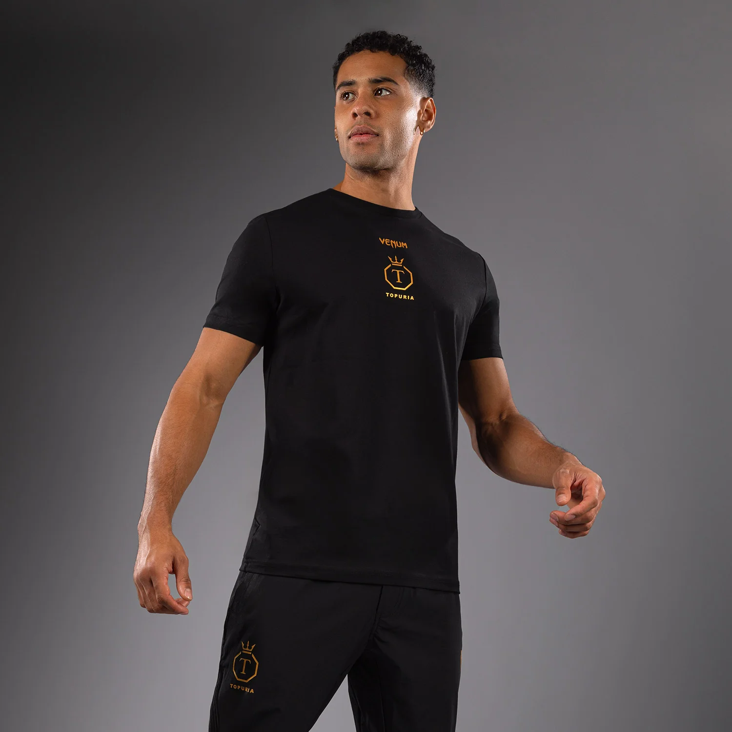 Venum x Topuria Unmatched Edition Camiseta - Negro/Dorado - Image 3