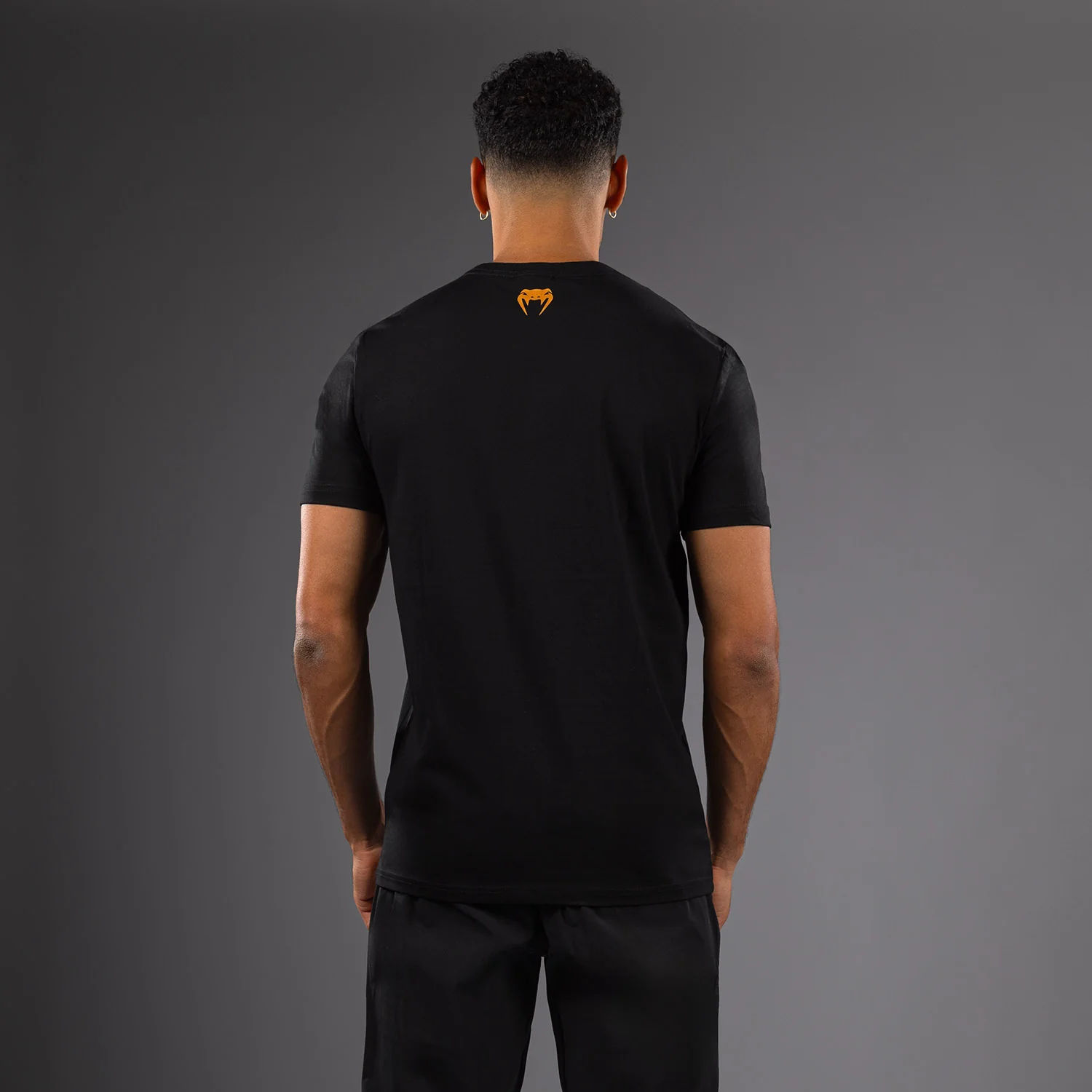 Venum x Topuria Unmatched Edition Camiseta - Negro/Dorado - Image 4
