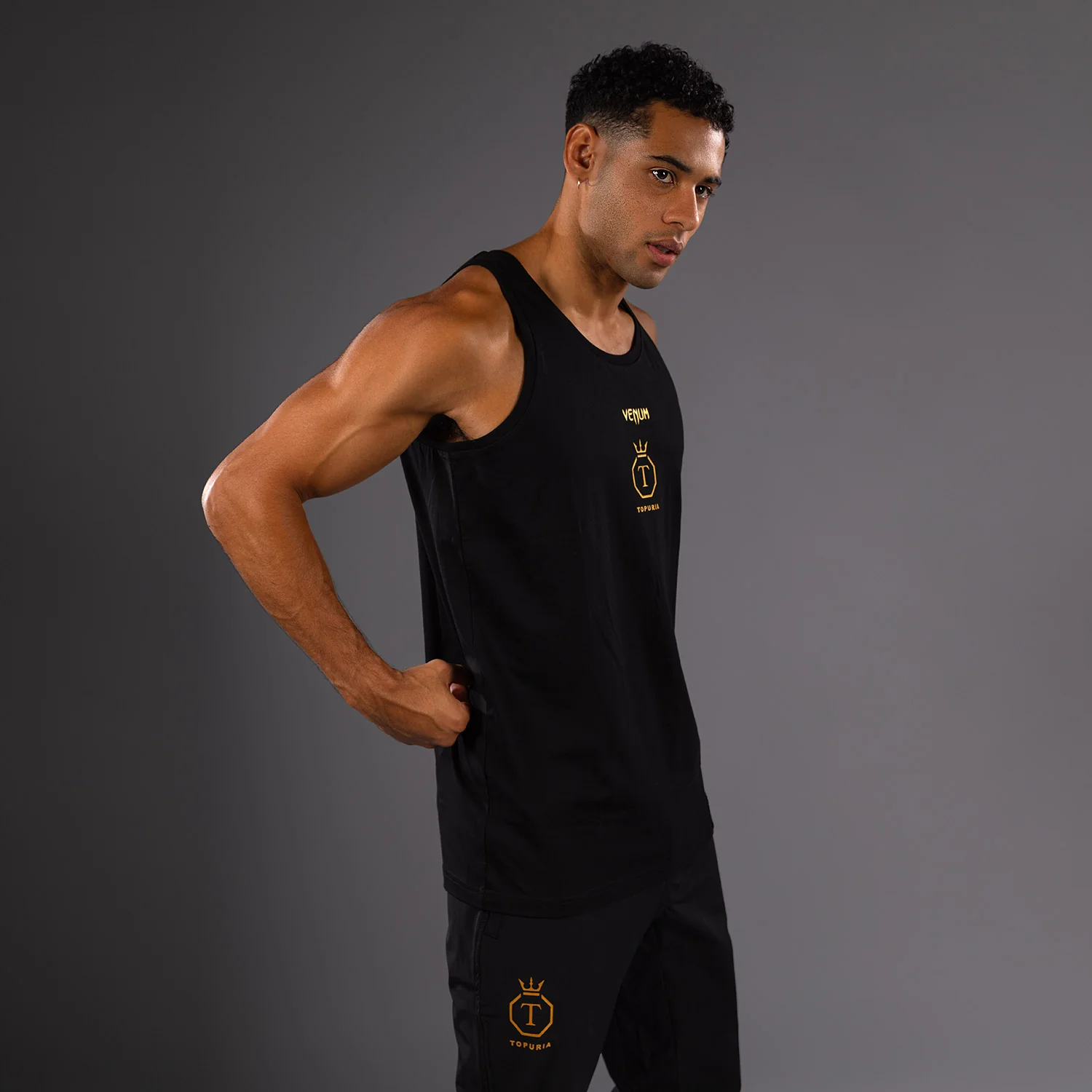 Venum x Topuria Unmatched Edition Camiseta Sin Mangas - Negro/Dorado - Image 3