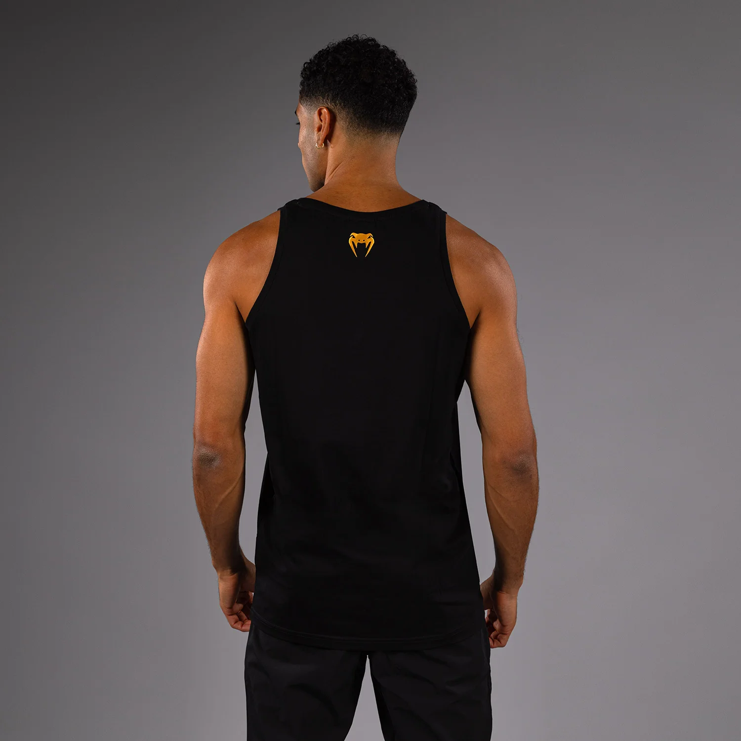 Venum x Topuria Unmatched Edition Camiseta Sin Mangas - Negro/Dorado - Image 4