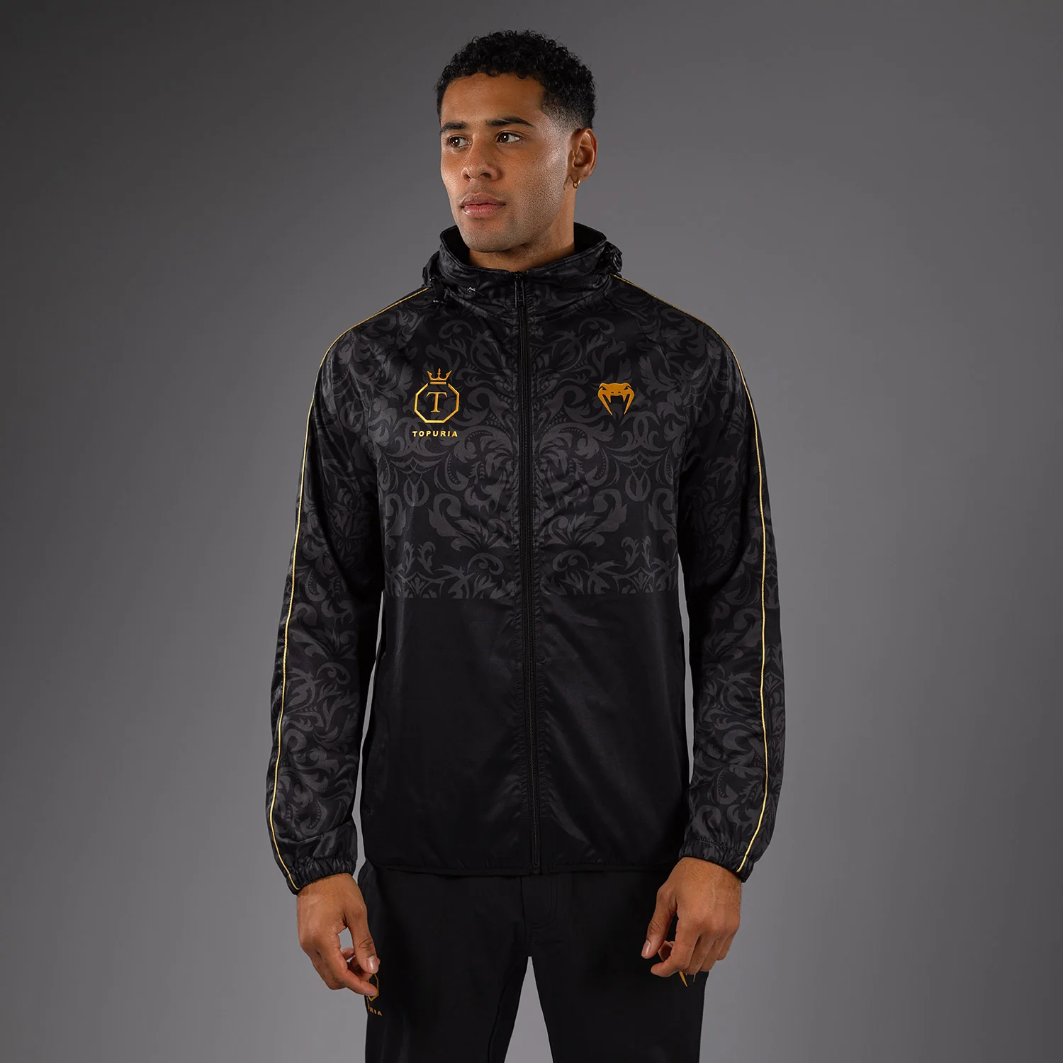 Venum x Topuria Unmatched Edition Chaqueta de Entrenamiento - Negro/Dorado - Image 5