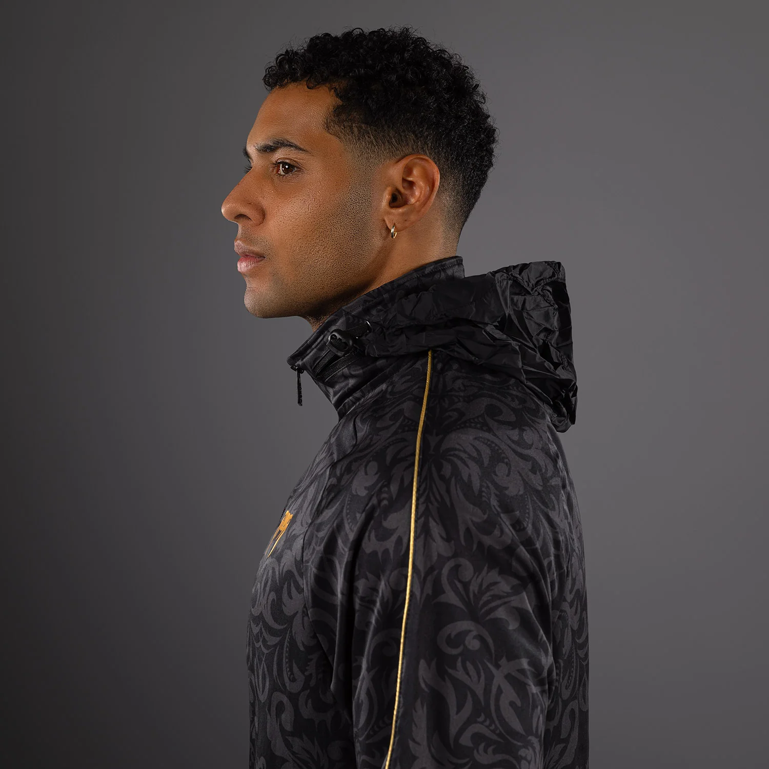 Venum x Topuria Unmatched Edition Chaqueta de Entrenamiento - Negro/Dorado - Image 6