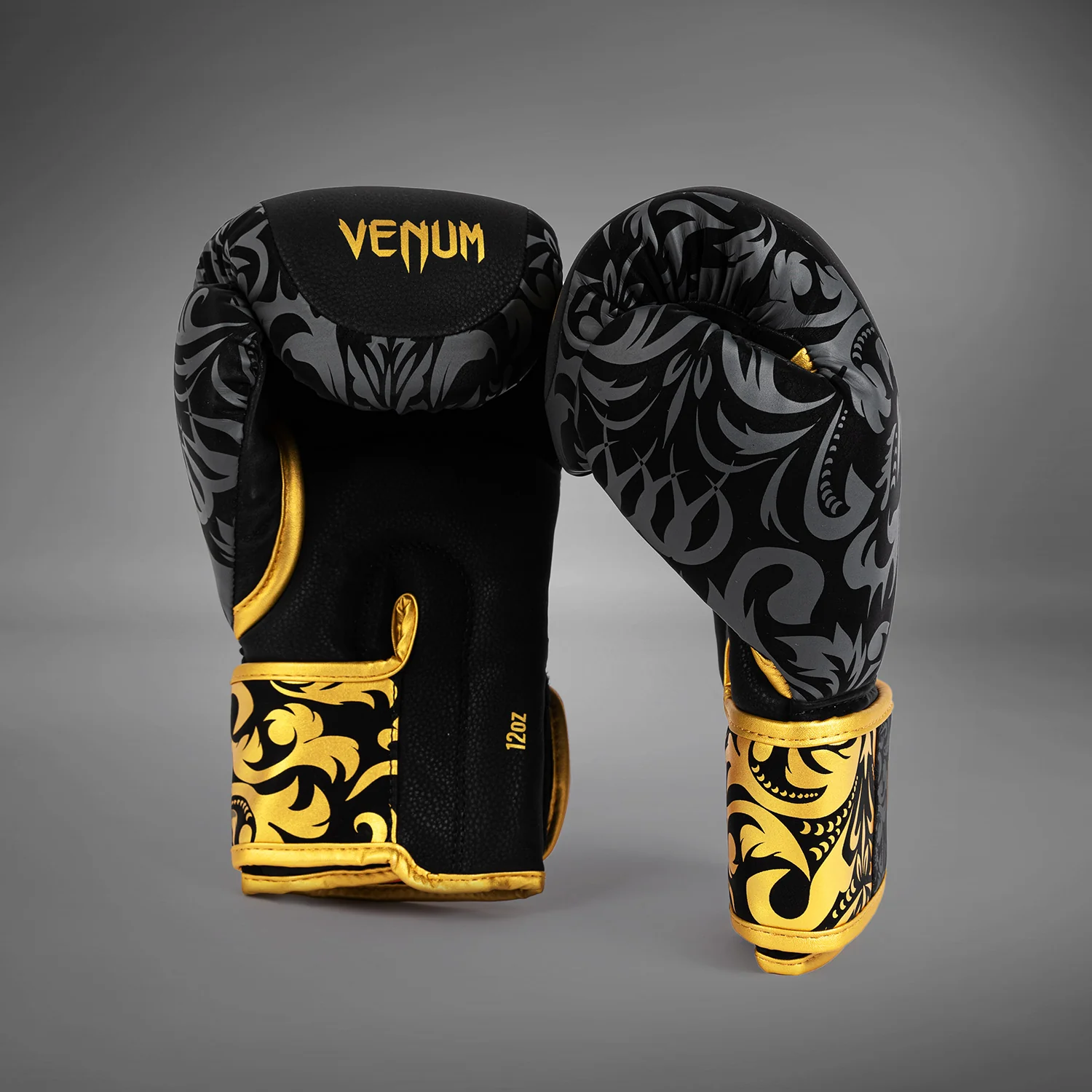 Venum x Topuria Unmatched Edition Guantes de Boxeo - Negro/Dorado - Image 3
