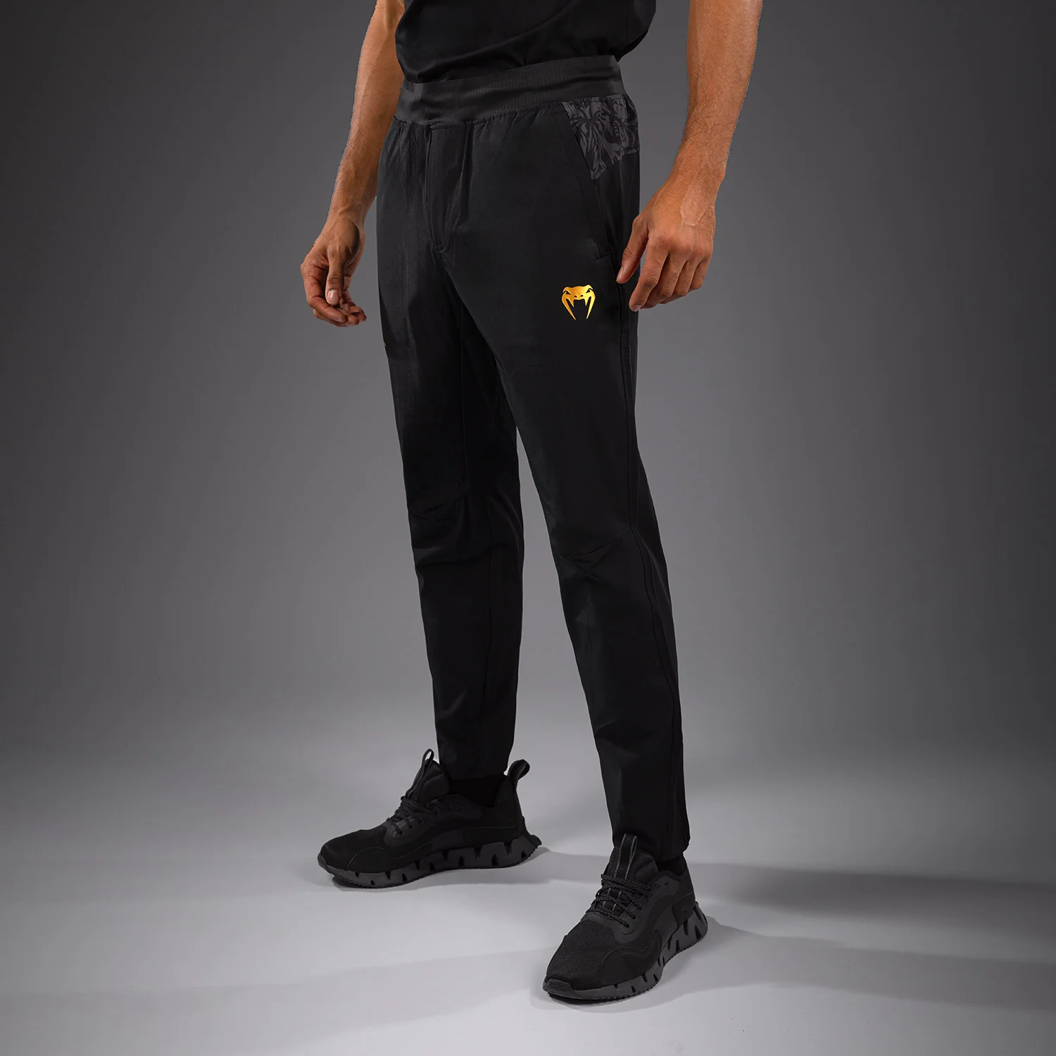Venum x Topuria Unmatched Edition Pantalones de chándal - Negro/Dorado - Image 3