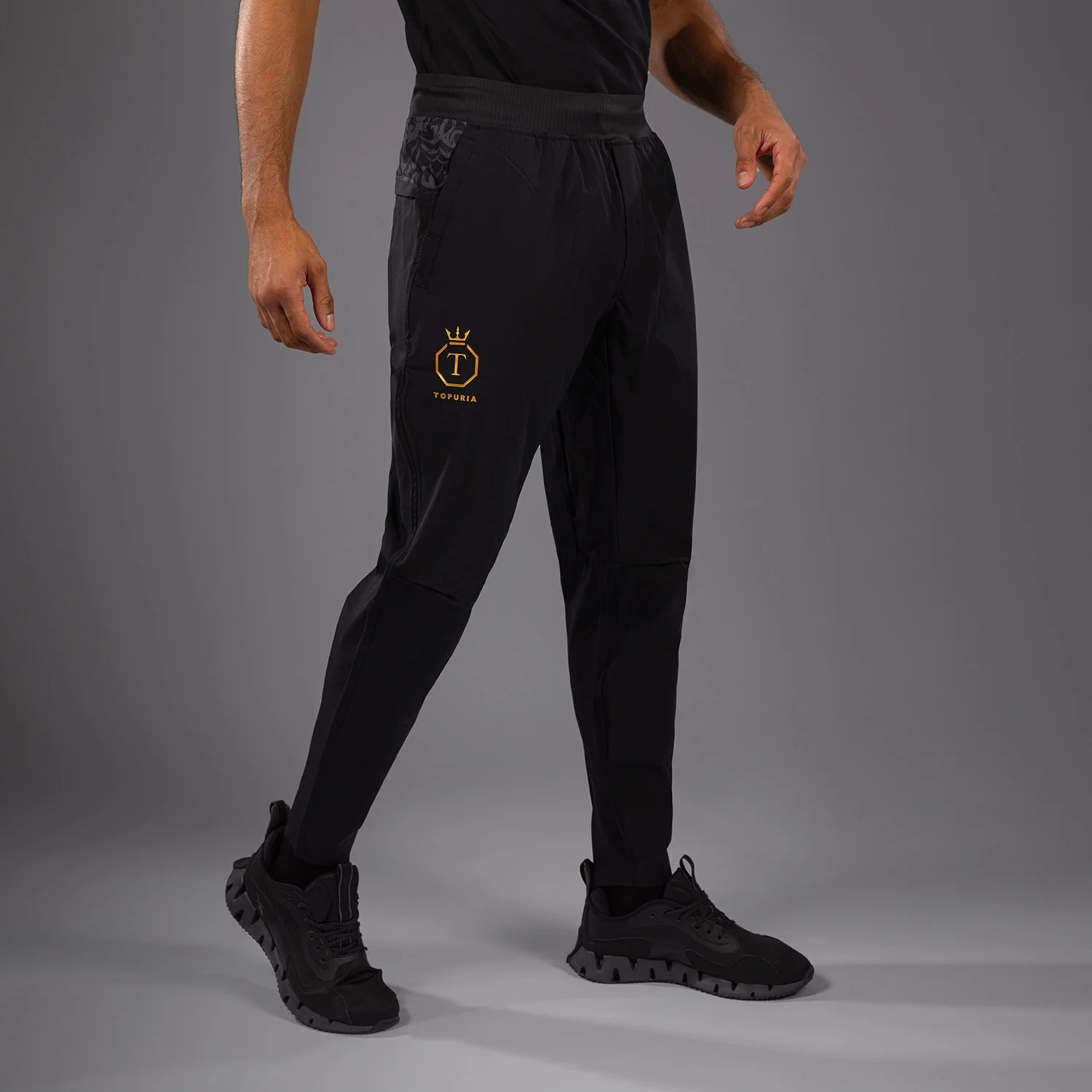 Venum x Topuria Unmatched Edition Pantalones de chándal - Negro/Dorado - Image 4