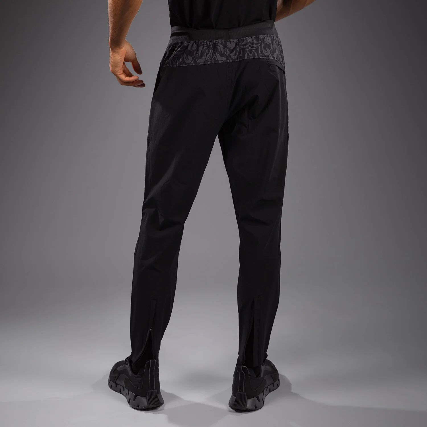 Venum x Topuria Unmatched Edition Pantalones de chándal - Negro/Dorado - Image 5
