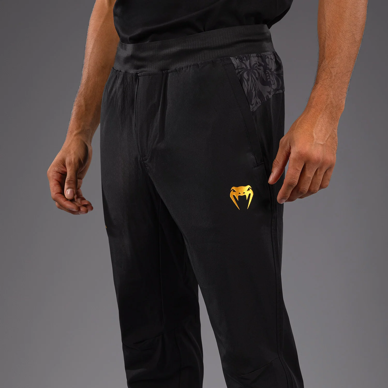 Venum x Topuria Unmatched Edition Pantalones de chándal - Negro/Dorado - Image 6