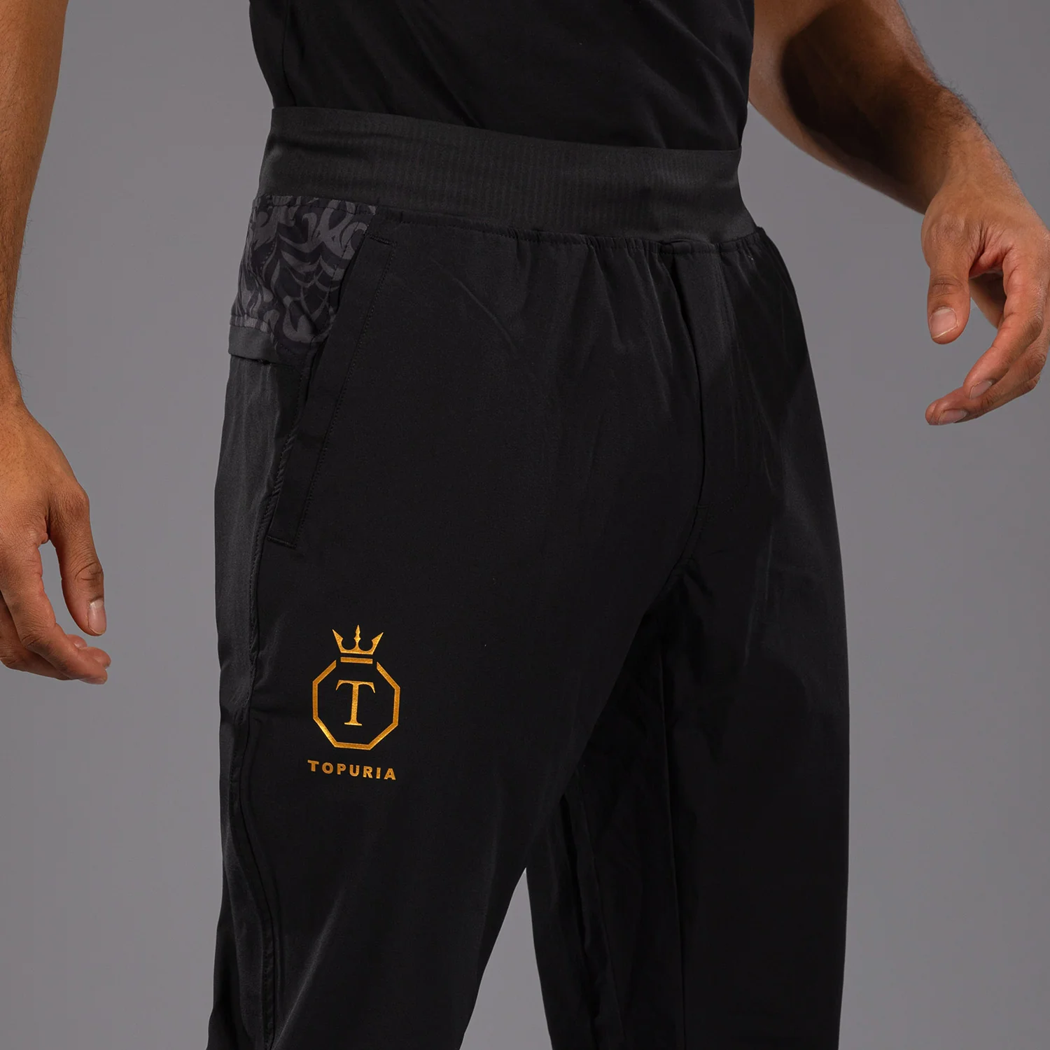 Venum x Topuria Unmatched Edition Pantalones de chándal - Negro/Dorado - Image 7
