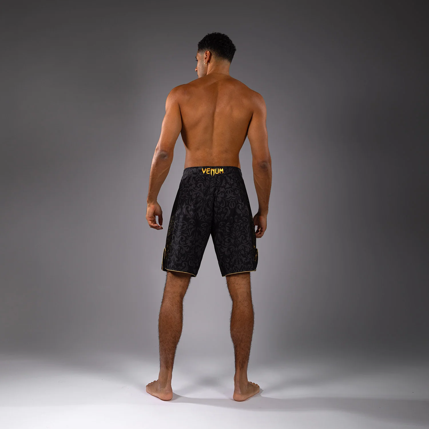 Venum x Topuria Unmatched Edition Pantalones de Lucha - Negro/Dorado - Image 3