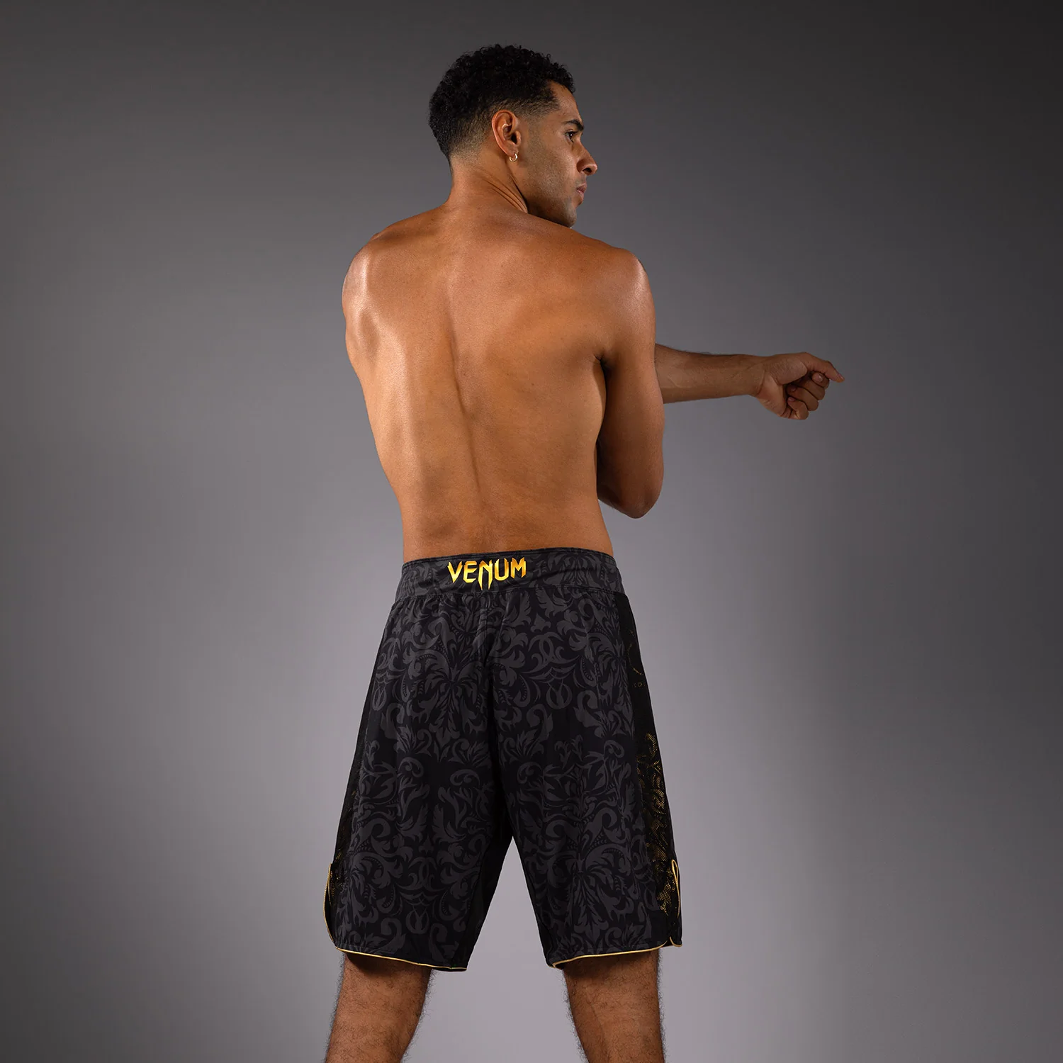 Venum x Topuria Unmatched Edition Pantalones de Lucha - Negro/Dorado - Image 4