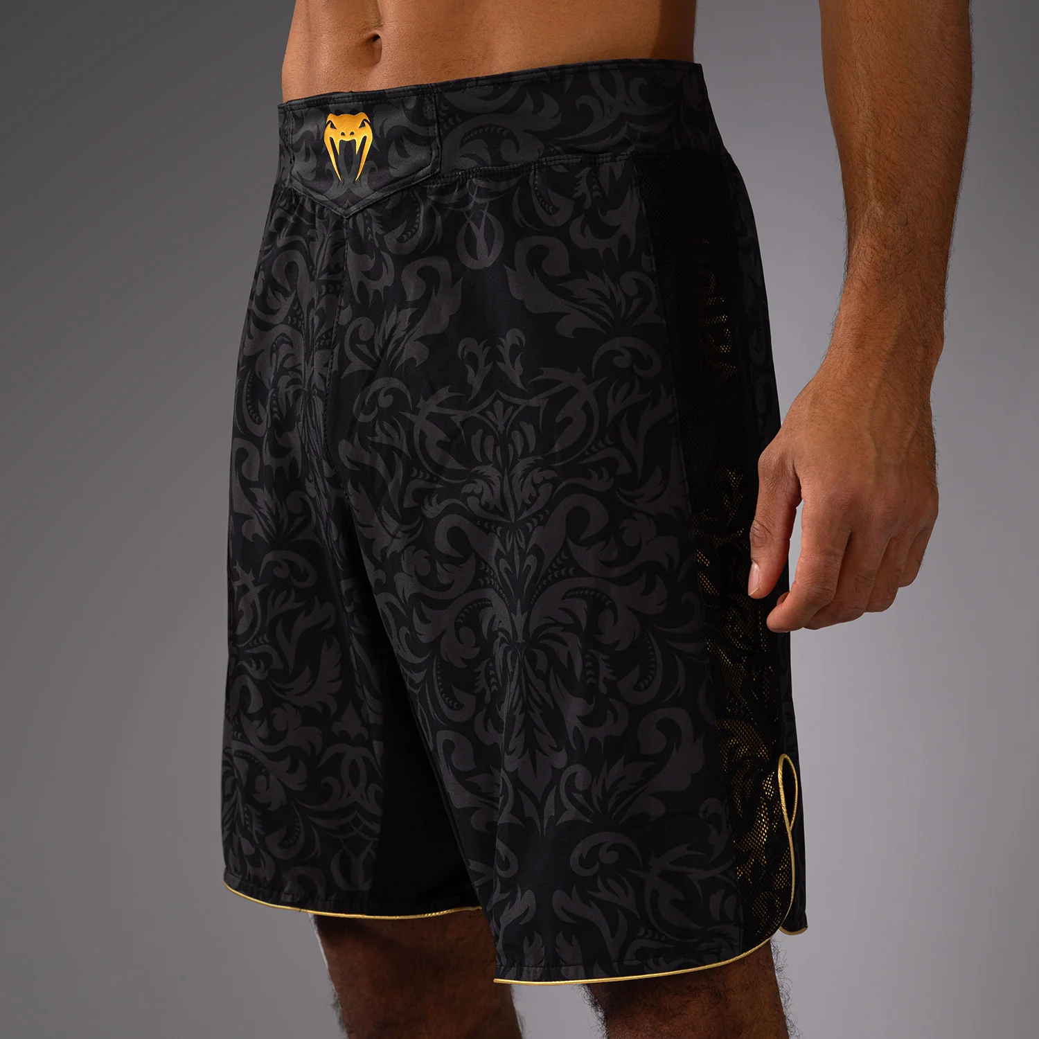 Venum x Topuria Unmatched Edition Pantalones de Lucha - Negro/Dorado - Image 5