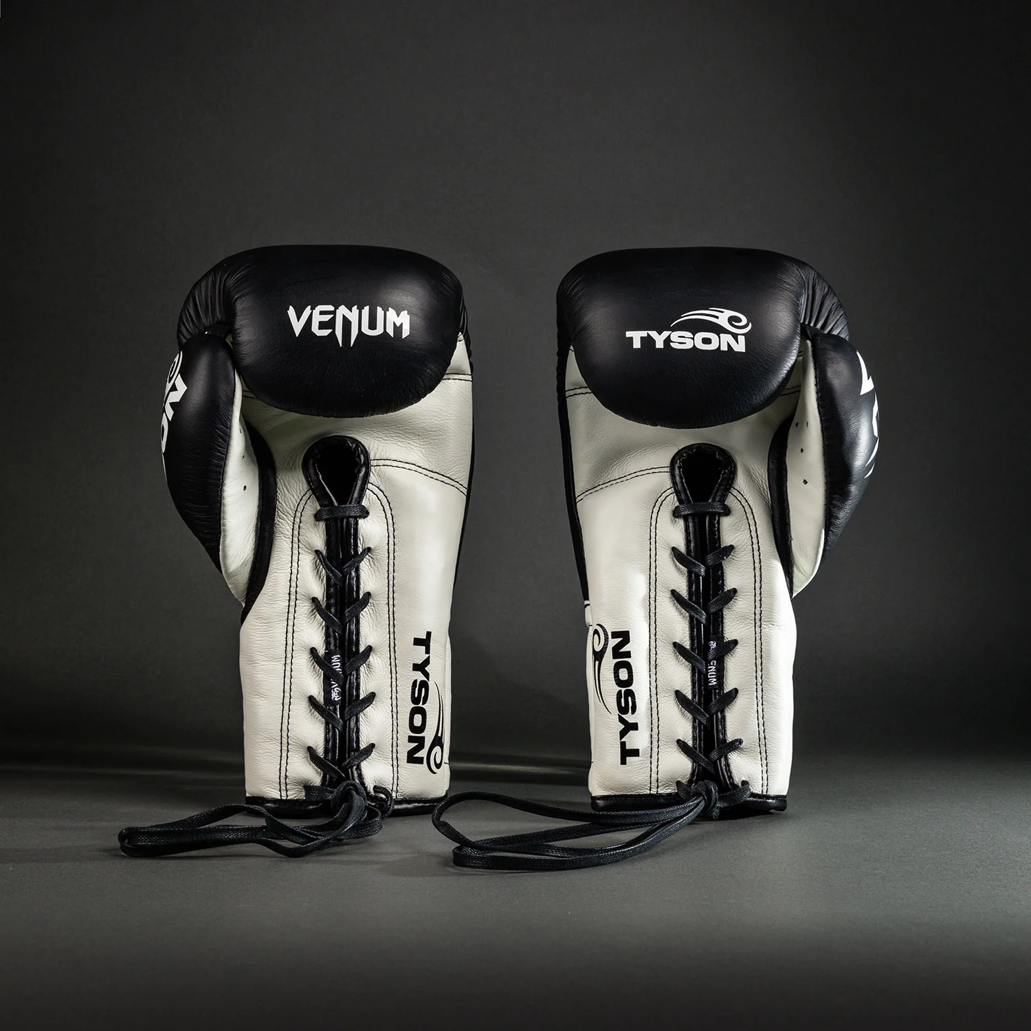 Venum Giant 2.0 Mike Tyson Pro Guantes de Boxeo con Cordones - Negro Profundo/Blanco Óptico - Image 3