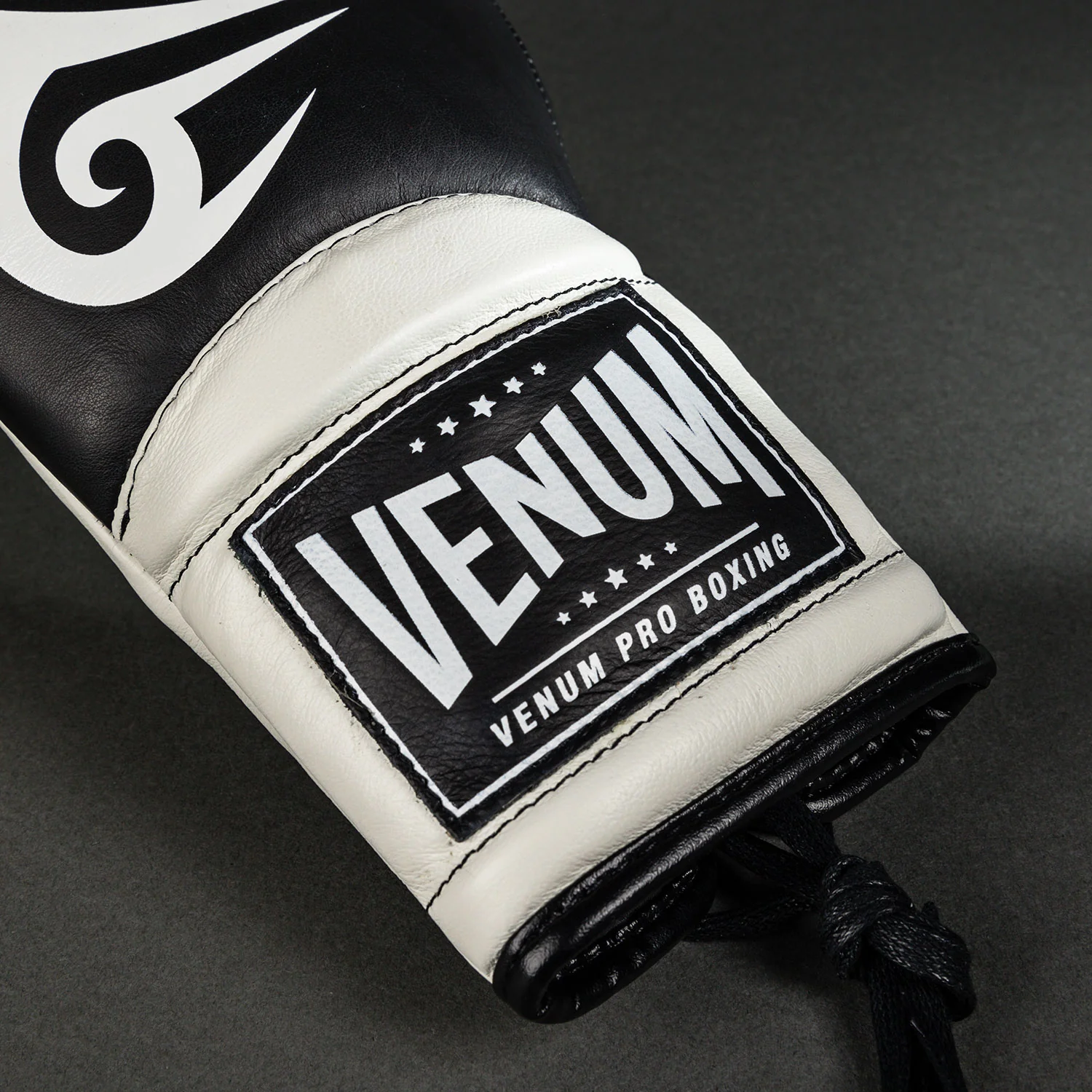 Venum Giant 2.0 Mike Tyson Pro Guantes de Boxeo con Cordones - Negro Profundo/Blanco Óptico - Image 4