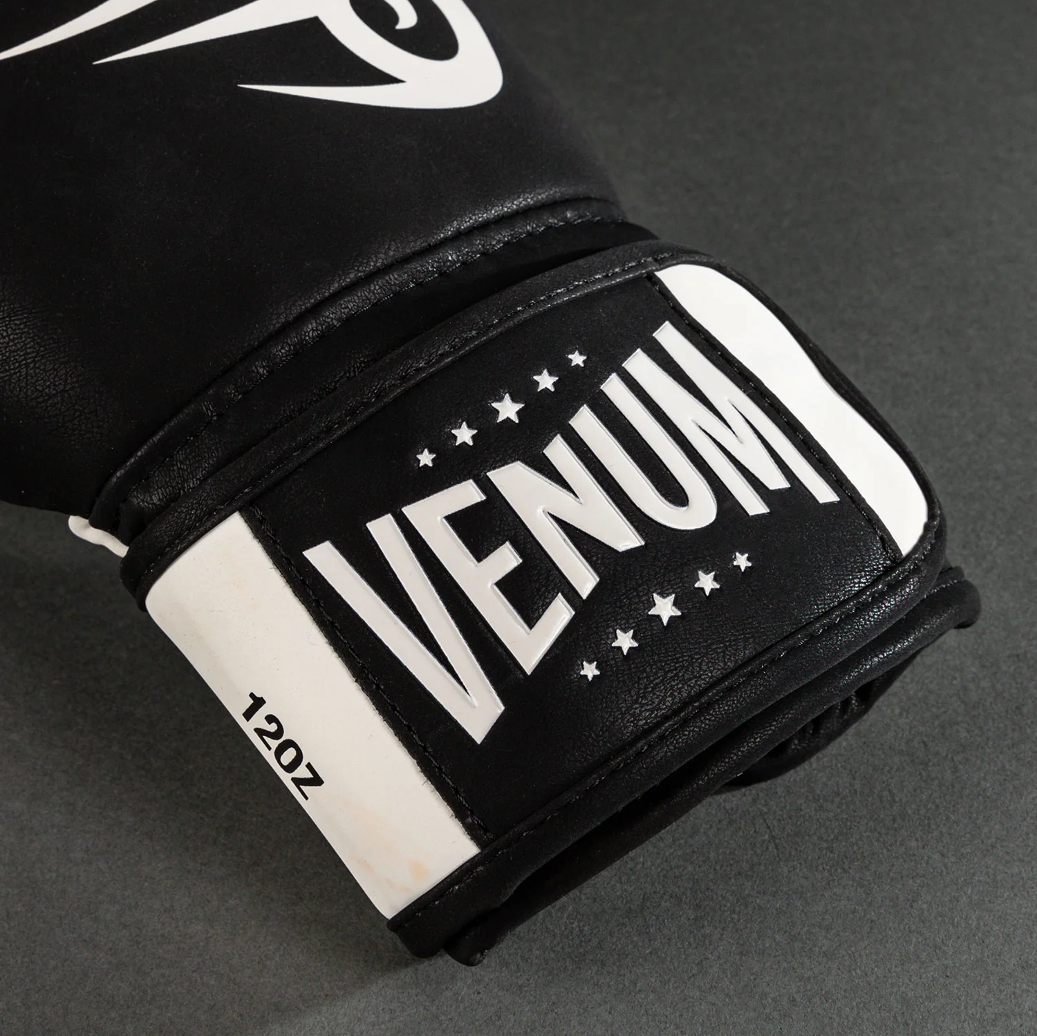 Venum Mike Tyson Replica Guantes de Boxeo - Negro Intenso/Blanco Óptico - Image 3