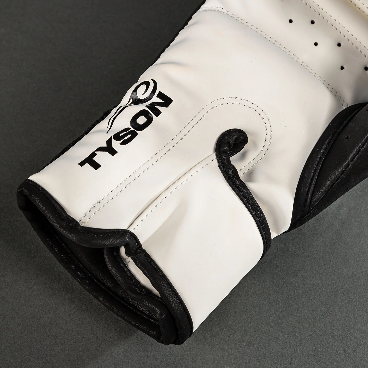 Venum Mike Tyson Replica Guantes de Boxeo - Negro Intenso/Blanco Óptico - Image 4