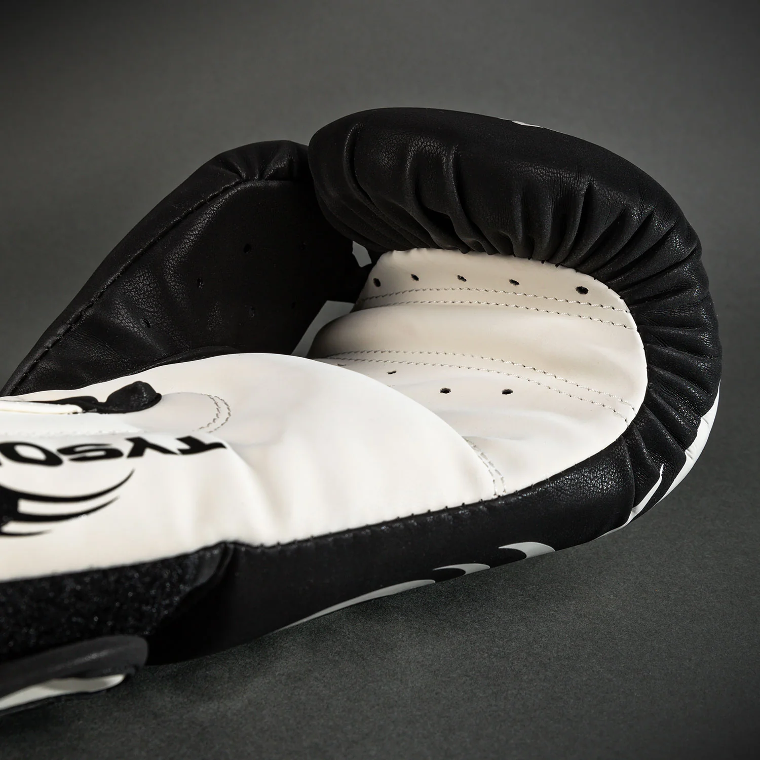 Venum Mike Tyson Replica Guantes de Boxeo - Negro Intenso/Blanco Óptico - Image 5