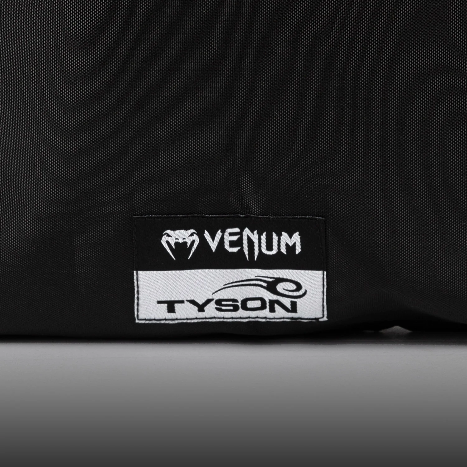 Venum Mike Tyson Replica Guantes de Boxeo - Negro Intenso/Blanco Óptico - Image 6