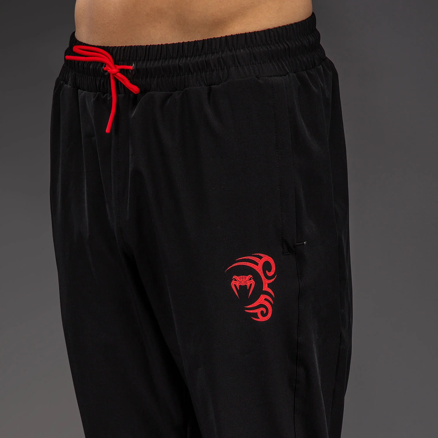 Venum x Mike Tyson Tiger Joggers - Negro intenso/Rojo intenso - Image 5