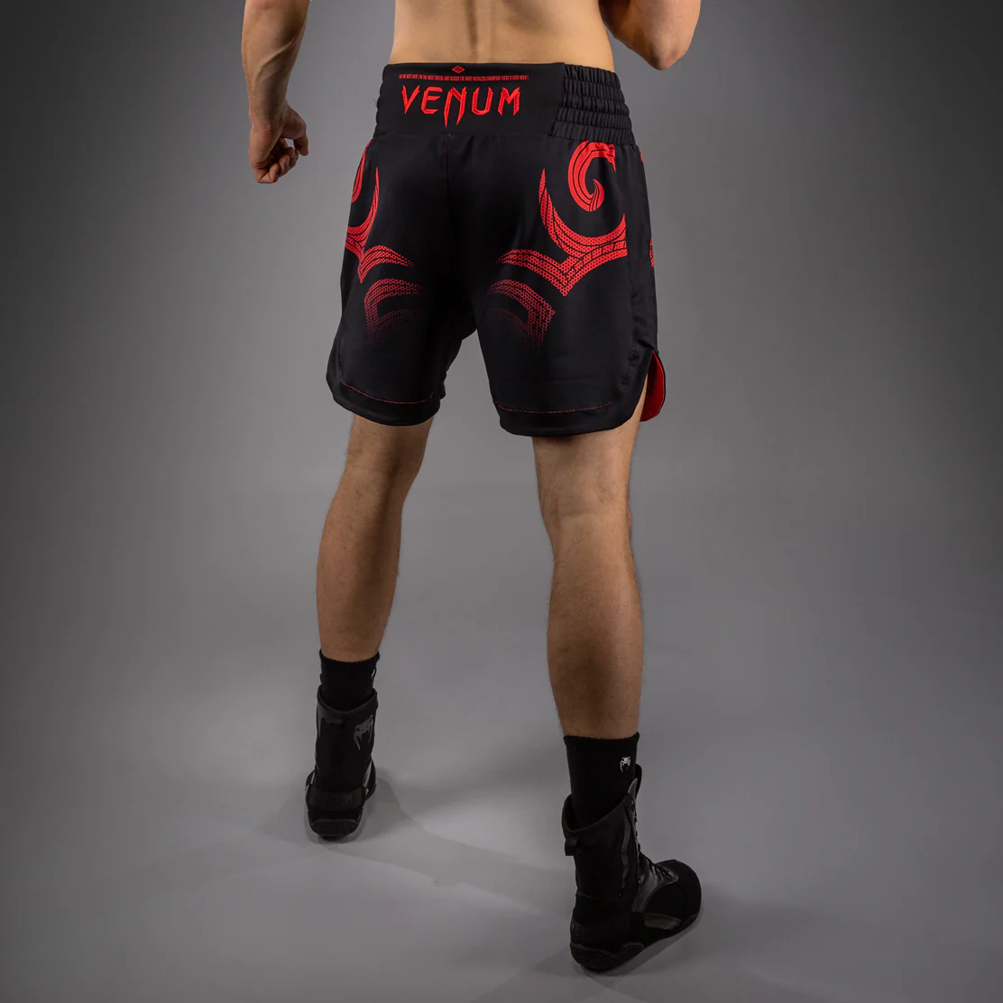 Venum x Mike Tyson Tiger Shorts de Boxeo - Negro Profundo/Rojo Intenso - Image 3