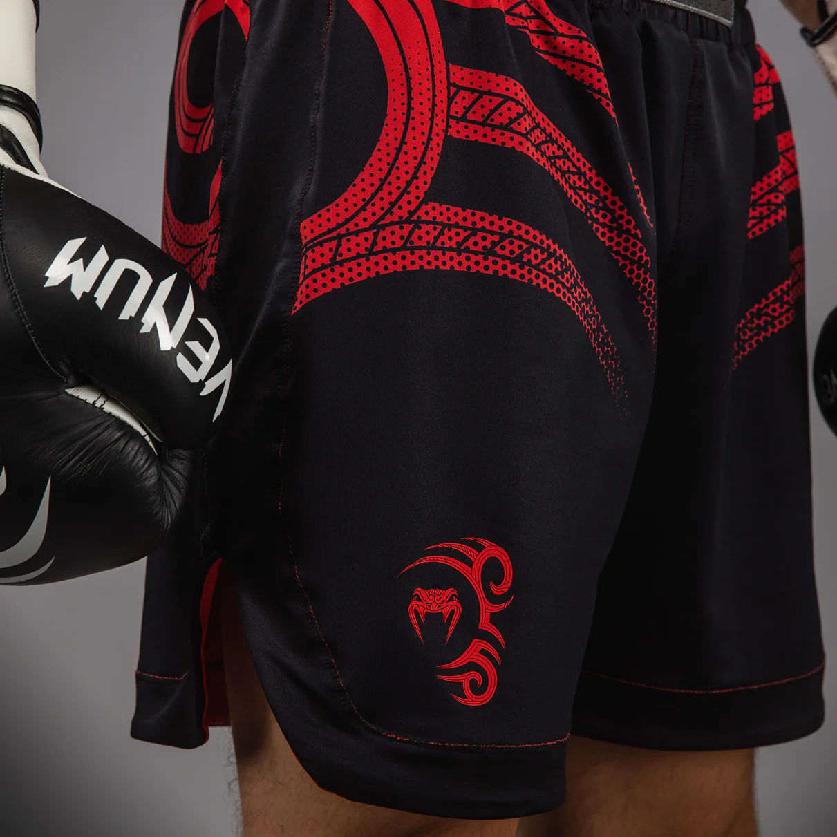Venum x Mike Tyson Tiger Shorts de Boxeo - Negro Profundo/Rojo Intenso - Image 4