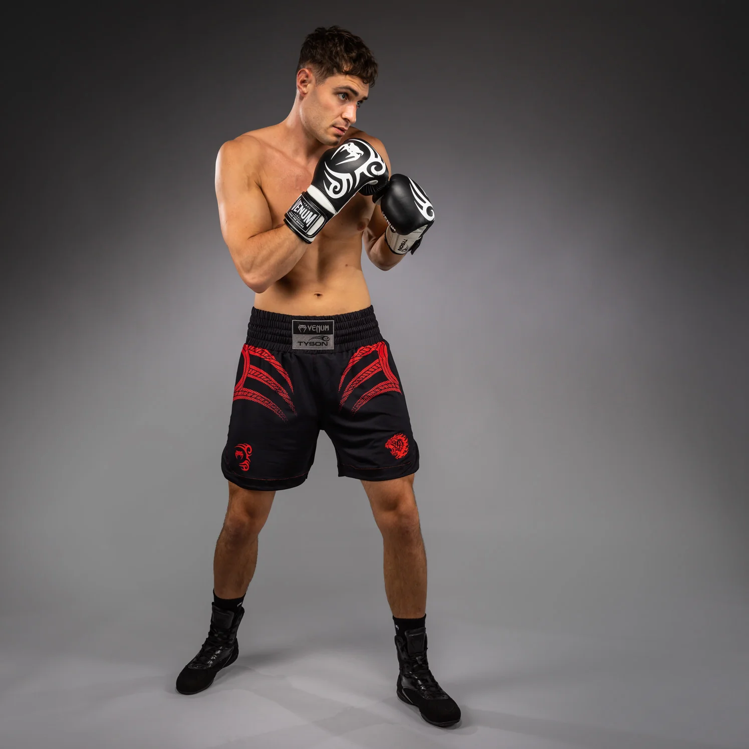 Venum x Mike Tyson Tiger Shorts de Boxeo - Negro Profundo/Rojo Intenso - Image 7