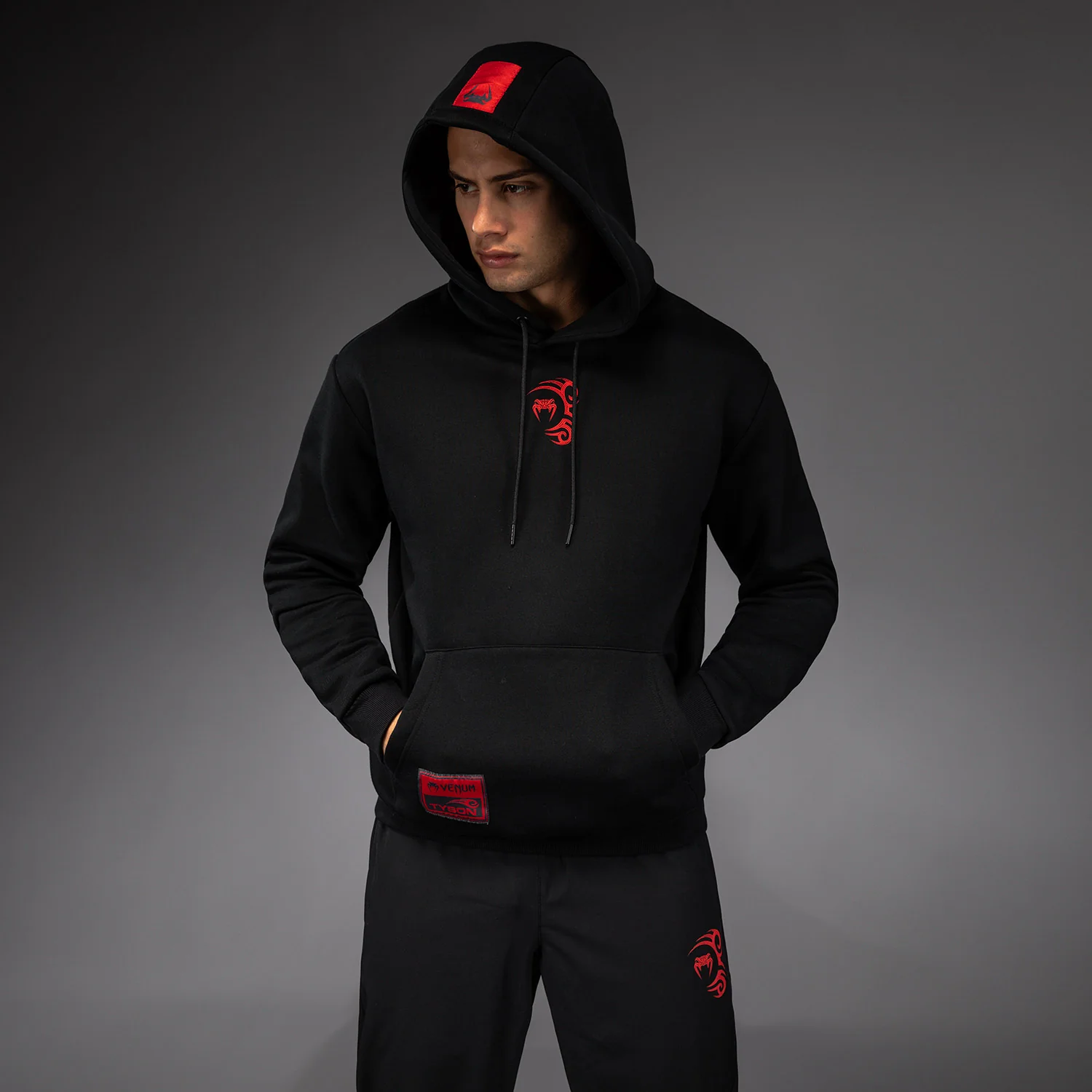 Venum x Mike Tyson Tiger Sudadera con Capucha - Negro Profundo/Rojo Intenso - Image 2