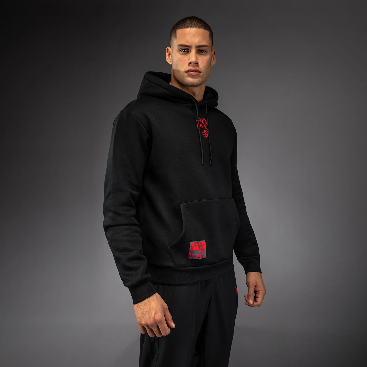 Venum x Mike Tyson Tiger Sudadera con Capucha - Negro Profundo/Rojo Intenso - Image 3