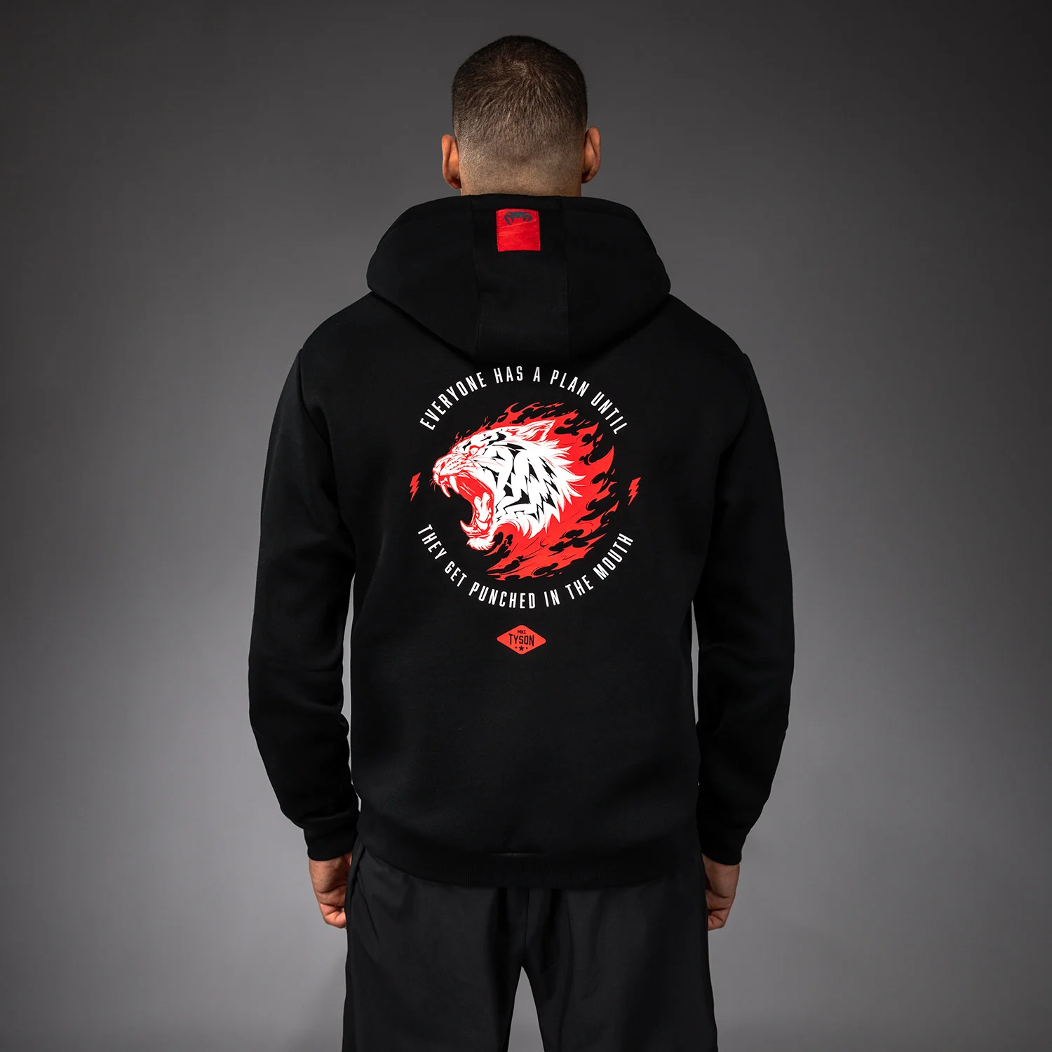 Venum x Mike Tyson Tiger Sudadera con Capucha - Negro Profundo/Rojo Intenso - Image 4