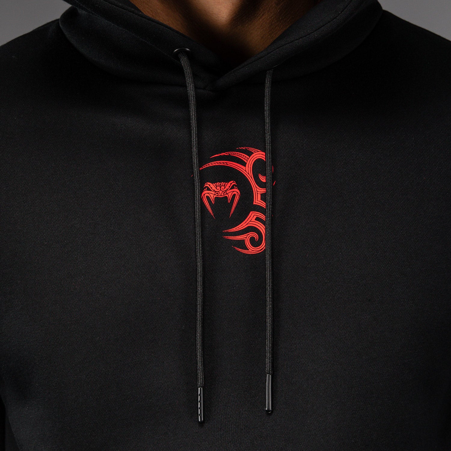Venum x Mike Tyson Tiger Sudadera con Capucha - Negro Profundo/Rojo Intenso - Image 5