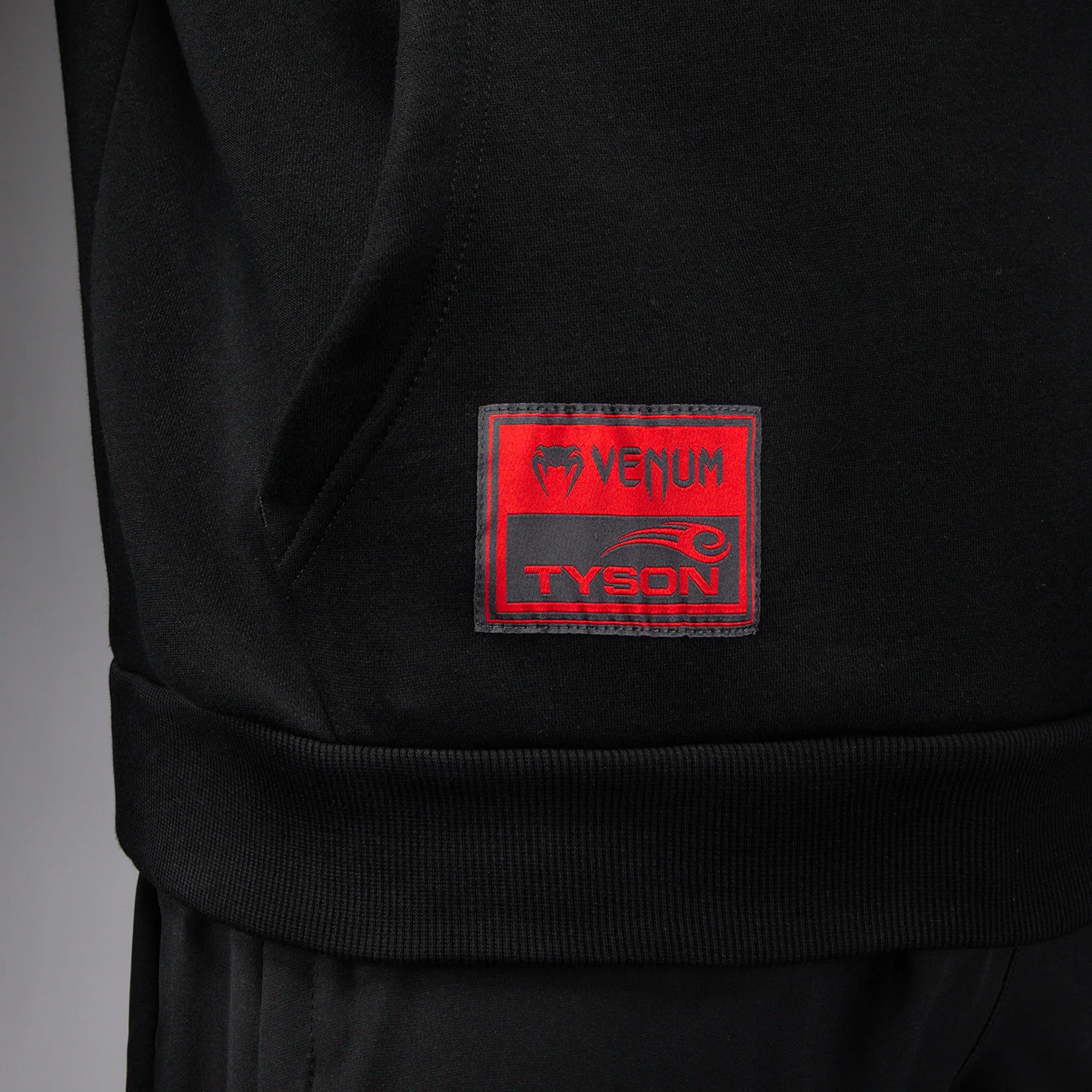 Venum x Mike Tyson Tiger Sudadera con Capucha - Negro Profundo/Rojo Intenso - Image 7